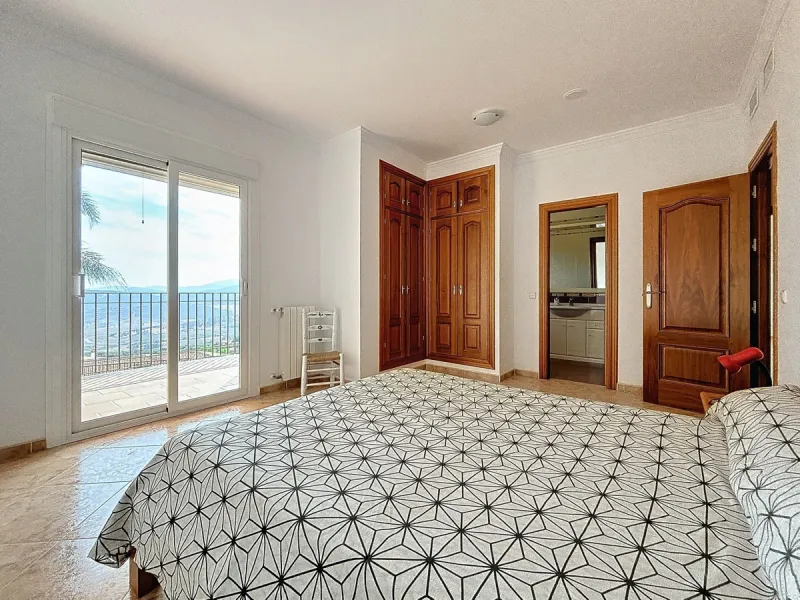 For sale: an impressive villa in Periana with 580 square meters of built space on a 1,800 square meter plot, ideal for those seeking a spacious home with a range of amenities. The villa is spread over 2 floors and features 4 large bedrooms, each with its 