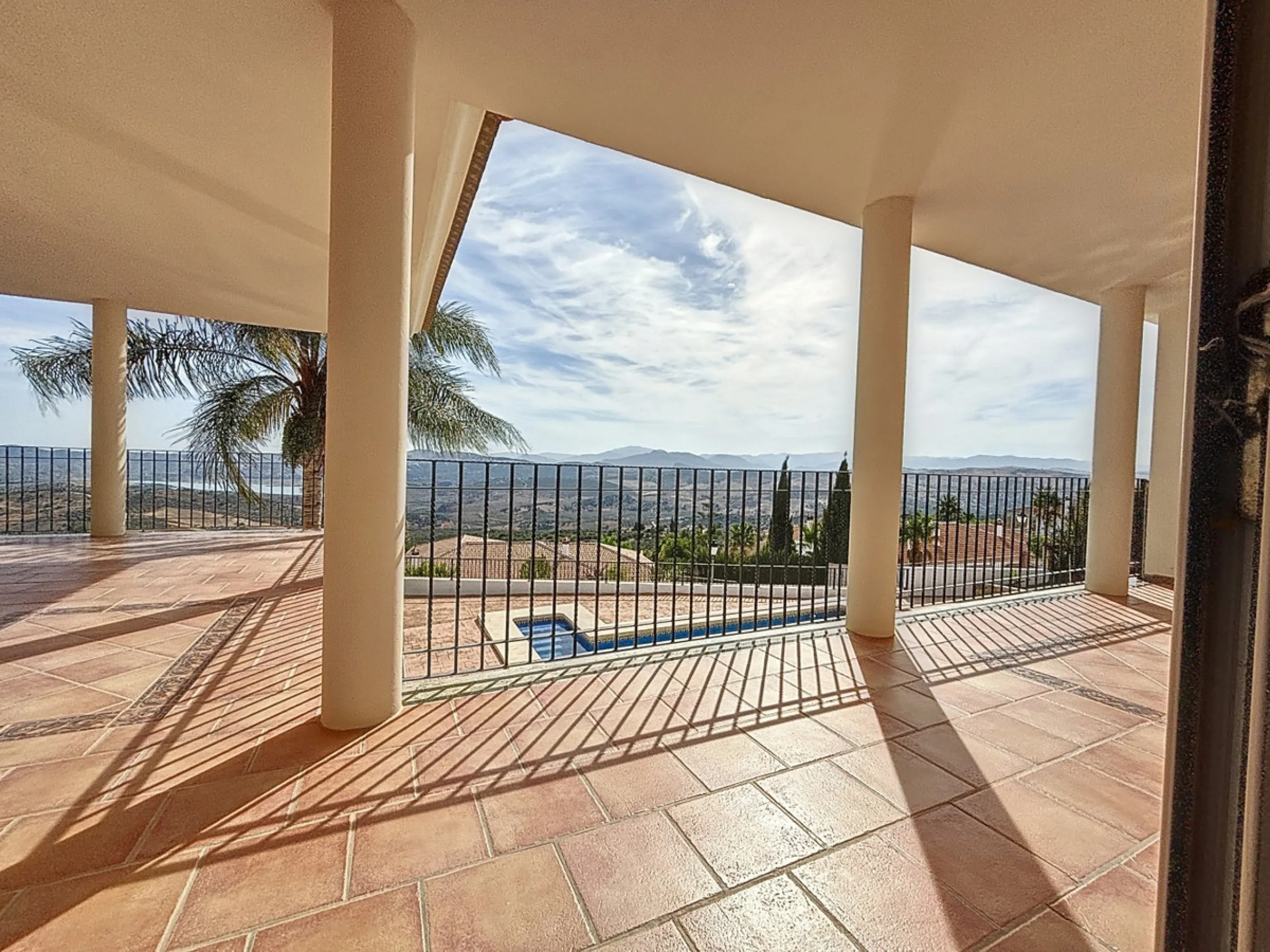 For sale: an impressive villa in Periana with 580 square meters of built space on a 1,800 square meter plot, ideal for those seeking a spacious home with a range of amenities. The villa is spread over 2 floors and features 4 large bedrooms, each with its 