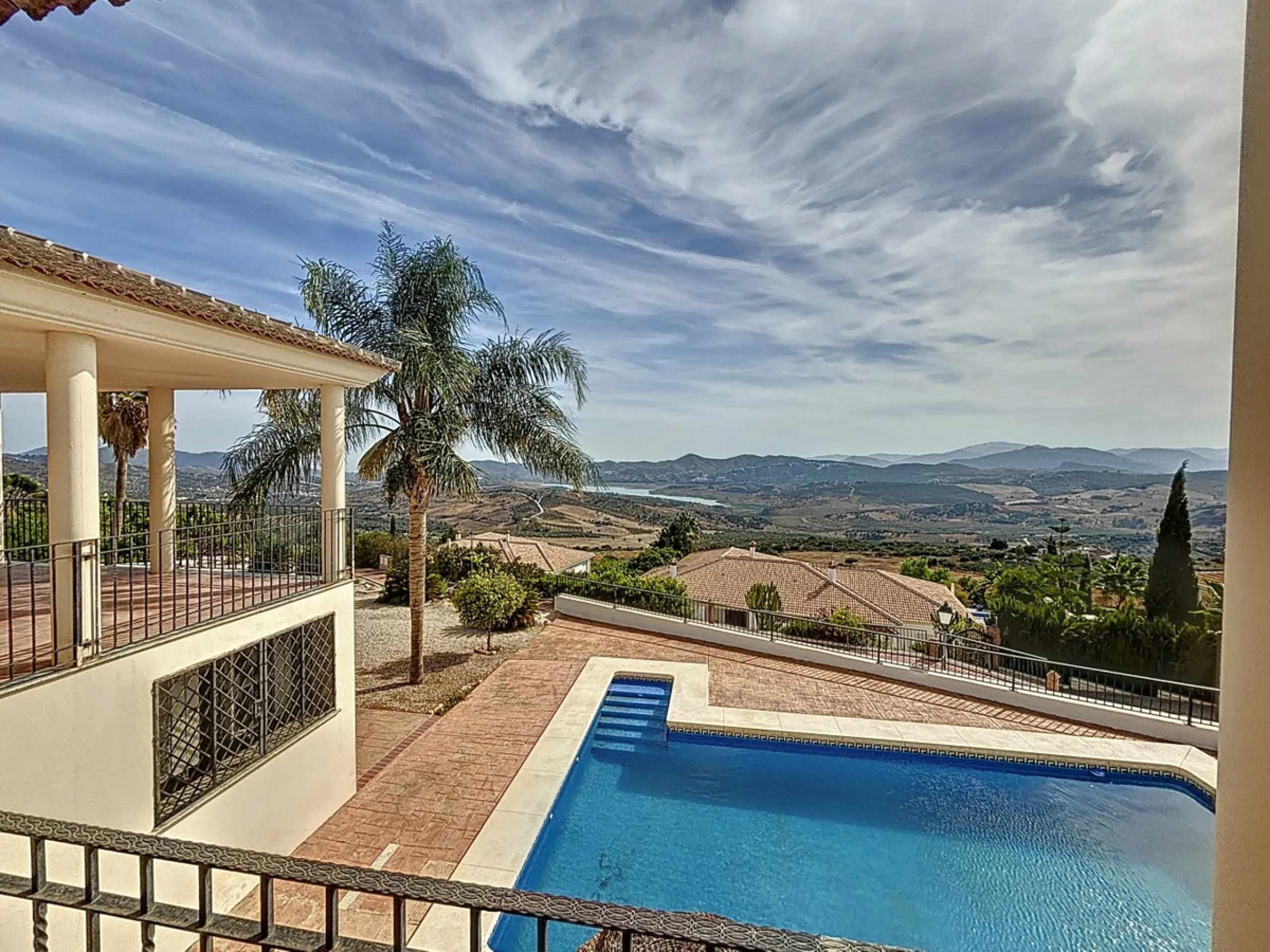 For sale: an impressive villa in Periana with 580 square meters of built space on a 1,800 square meter plot, ideal for those seeking a spacious home with a range of amenities. The villa is spread over 2 floors and features 4 large bedrooms, each with its 