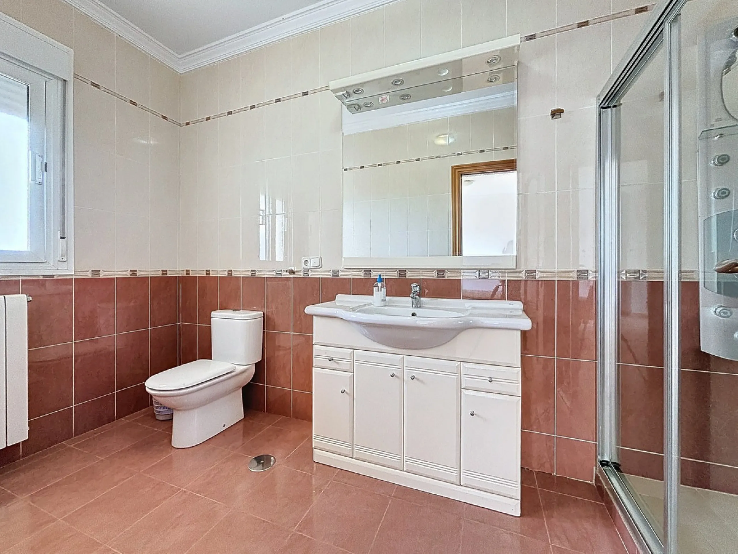 For sale: an impressive villa in Periana with 580 square meters of built space on a 1,800 square meter plot, ideal for those seeking a spacious home with a range of amenities. The villa is spread over 2 floors and features 4 large bedrooms, each with its 