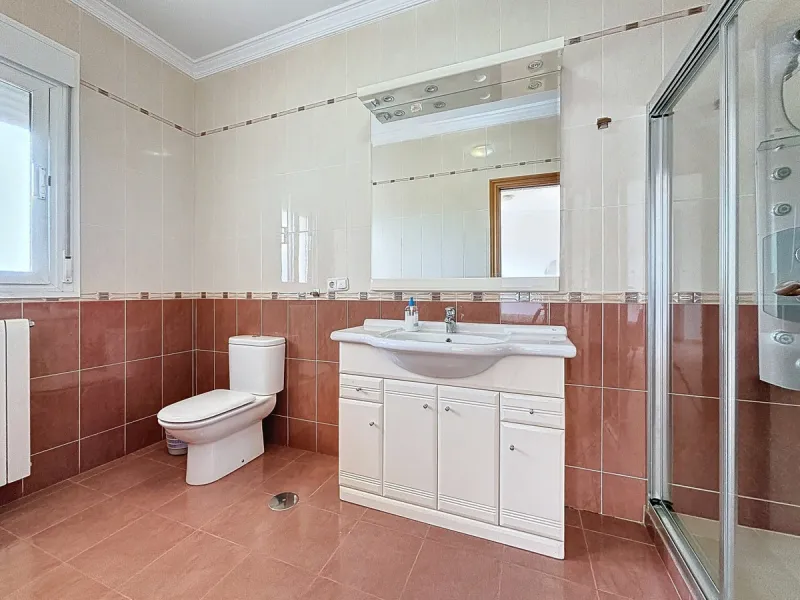 For sale: an impressive villa in Periana with 580 square meters of built space on a 1,800 square meter plot, ideal for those seeking a spacious home with a range of amenities. The villa is spread over 2 floors and features 4 large bedrooms, each with its 