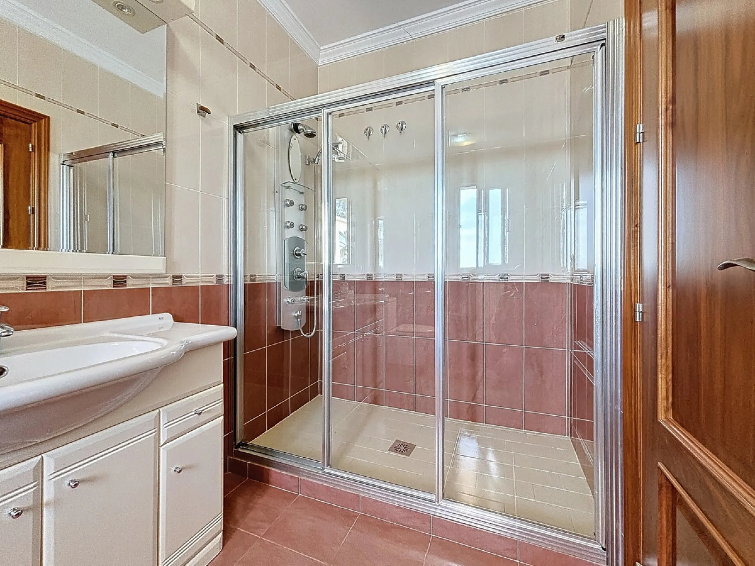 For sale: an impressive villa in Periana with 580 square meters of built space on a 1,800 square meter plot, ideal for those seeking a spacious home with a range of amenities. The villa is spread over 2 floors and features 4 large bedrooms, each with its 