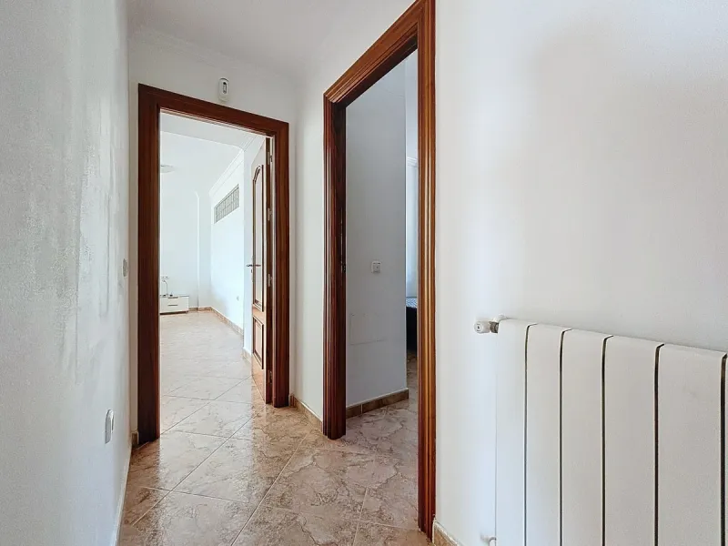 For sale: an impressive villa in Periana with 580 square meters of built space on a 1,800 square meter plot, ideal for those seeking a spacious home with a range of amenities. The villa is spread over 2 floors and features 4 large bedrooms, each with its 