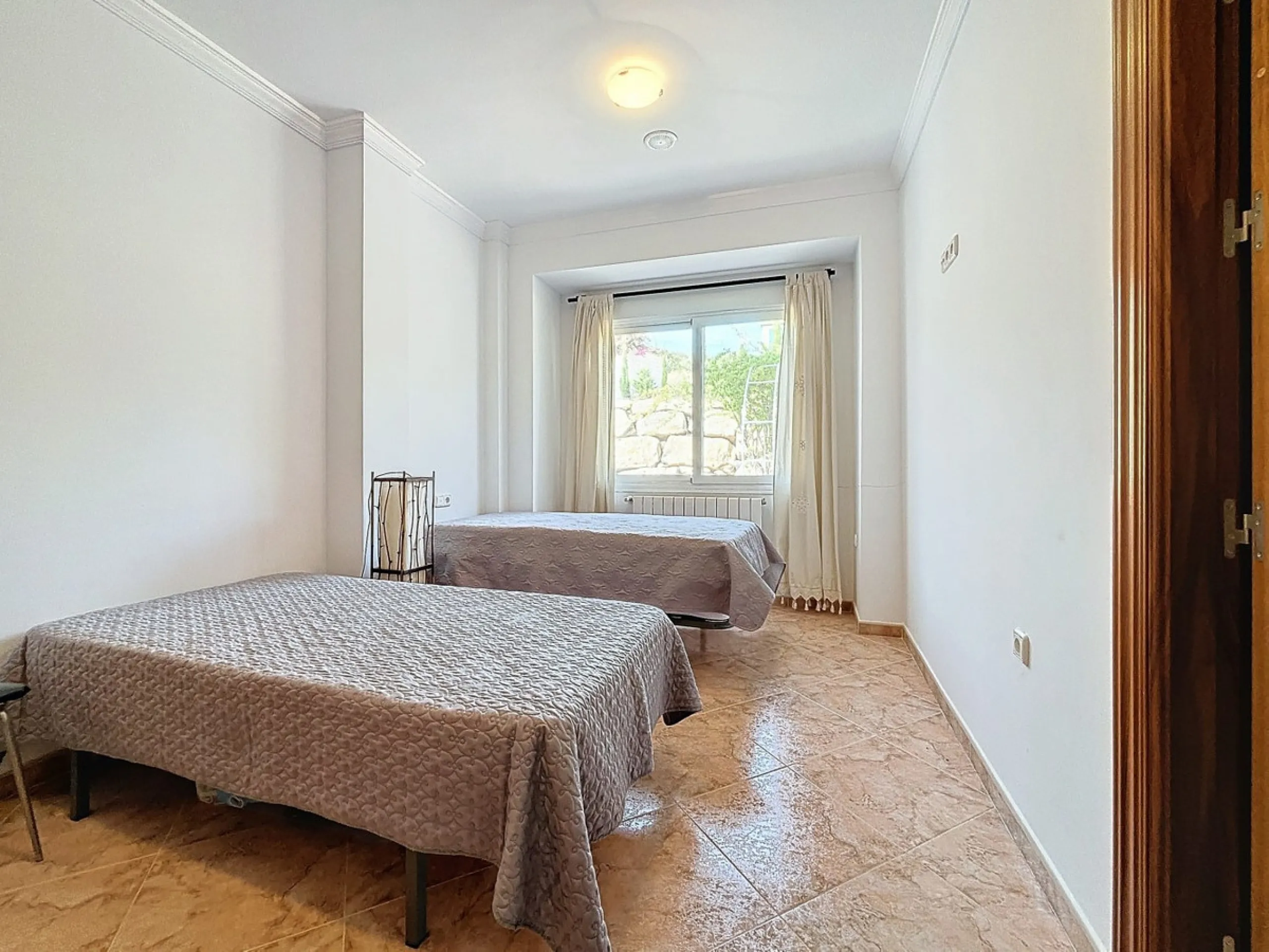 For sale: an impressive villa in Periana with 580 square meters of built space on a 1,800 square meter plot, ideal for those seeking a spacious home with a range of amenities. The villa is spread over 2 floors and features 4 large bedrooms, each with its 