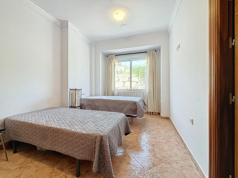 For sale: an impressive villa in Periana with 580 square meters of built space on a 1,800 square meter plot, ideal for those seeking a spacious home with a range of amenities. The villa is spread over 2 floors and features 4 large bedrooms, each with its 