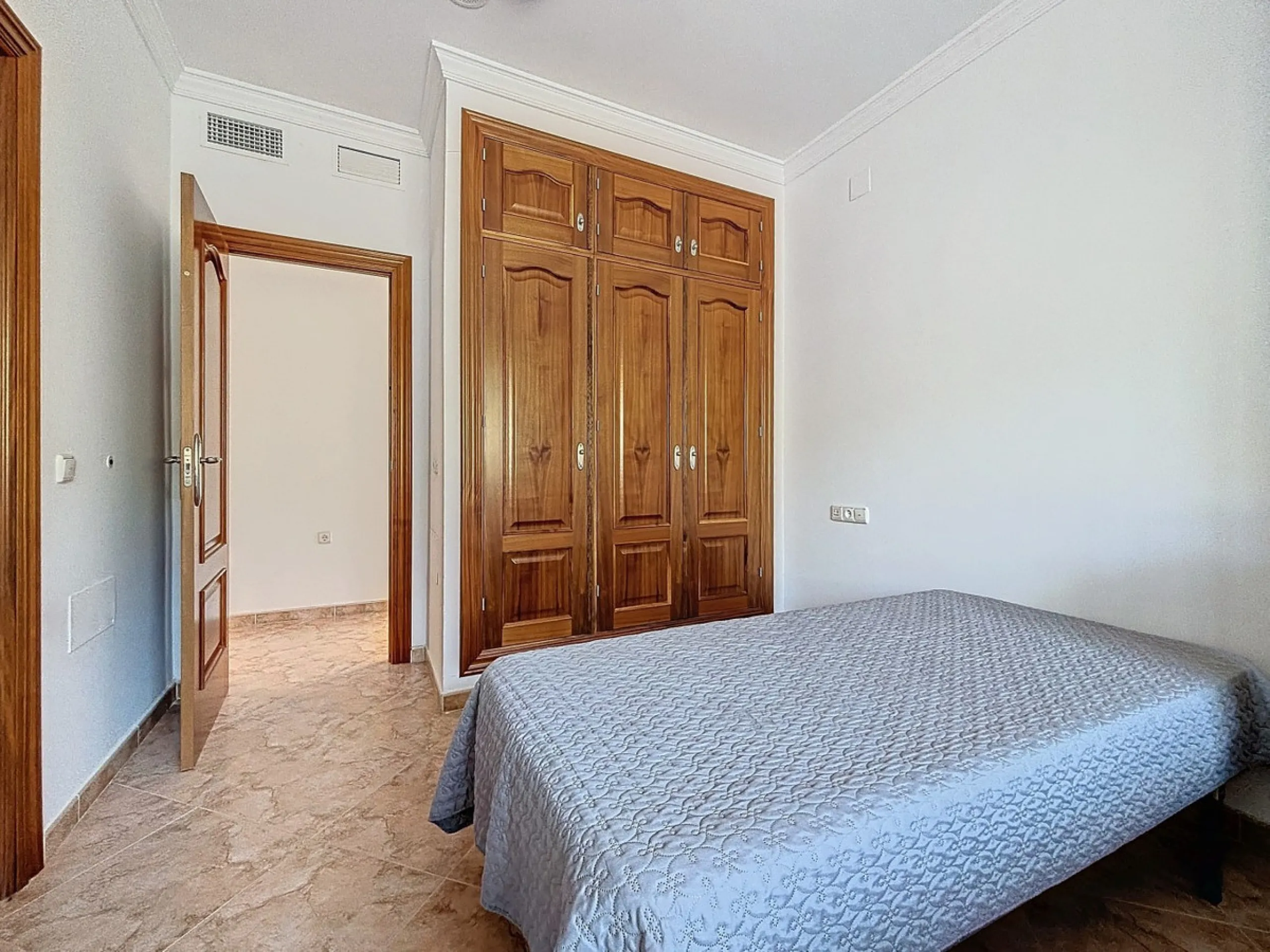 For sale: an impressive villa in Periana with 580 square meters of built space on a 1,800 square meter plot, ideal for those seeking a spacious home with a range of amenities. The villa is spread over 2 floors and features 4 large bedrooms, each with its 