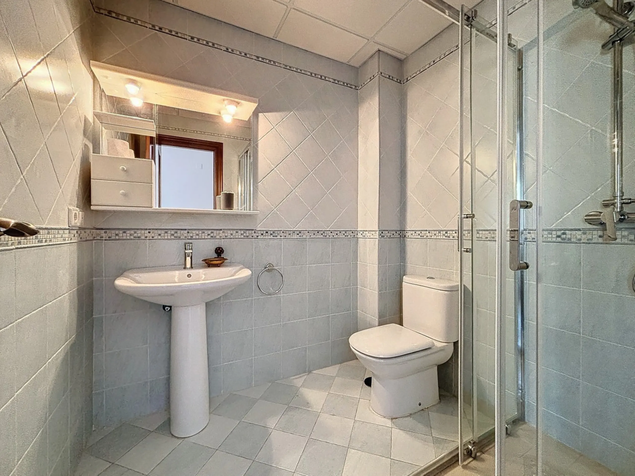 For sale: an impressive villa in Periana with 580 square meters of built space on a 1,800 square meter plot, ideal for those seeking a spacious home with a range of amenities. The villa is spread over 2 floors and features 4 large bedrooms, each with its 