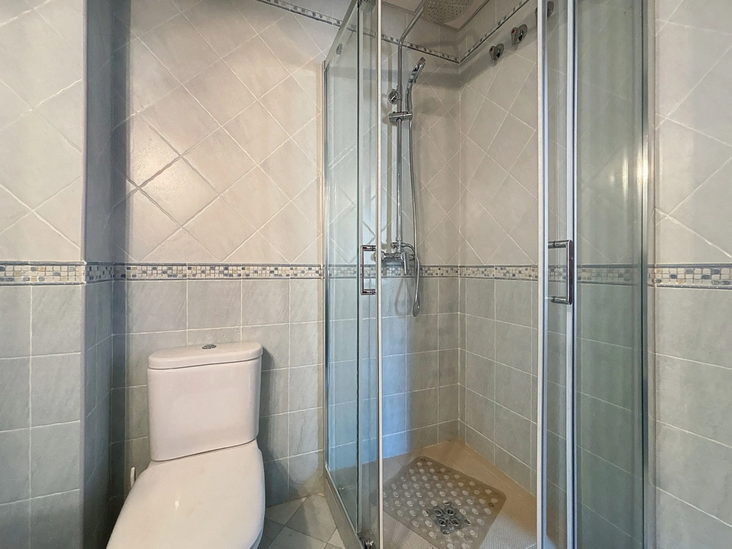 For sale: an impressive villa in Periana with 580 square meters of built space on a 1,800 square meter plot, ideal for those seeking a spacious home with a range of amenities. The villa is spread over 2 floors and features 4 large bedrooms, each with its 