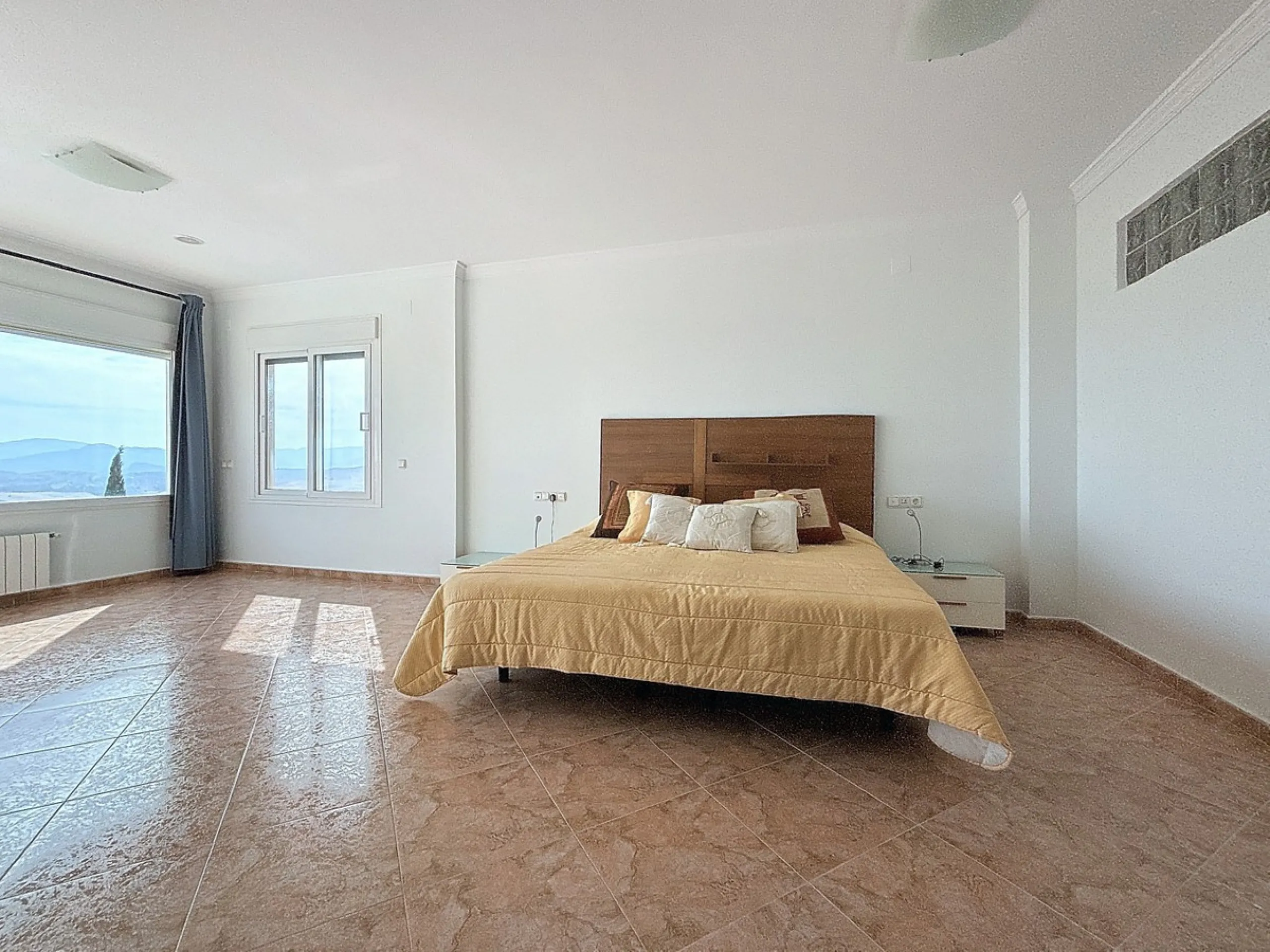 For sale: an impressive villa in Periana with 580 square meters of built space on a 1,800 square meter plot, ideal for those seeking a spacious home with a range of amenities. The villa is spread over 2 floors and features 4 large bedrooms, each with its 