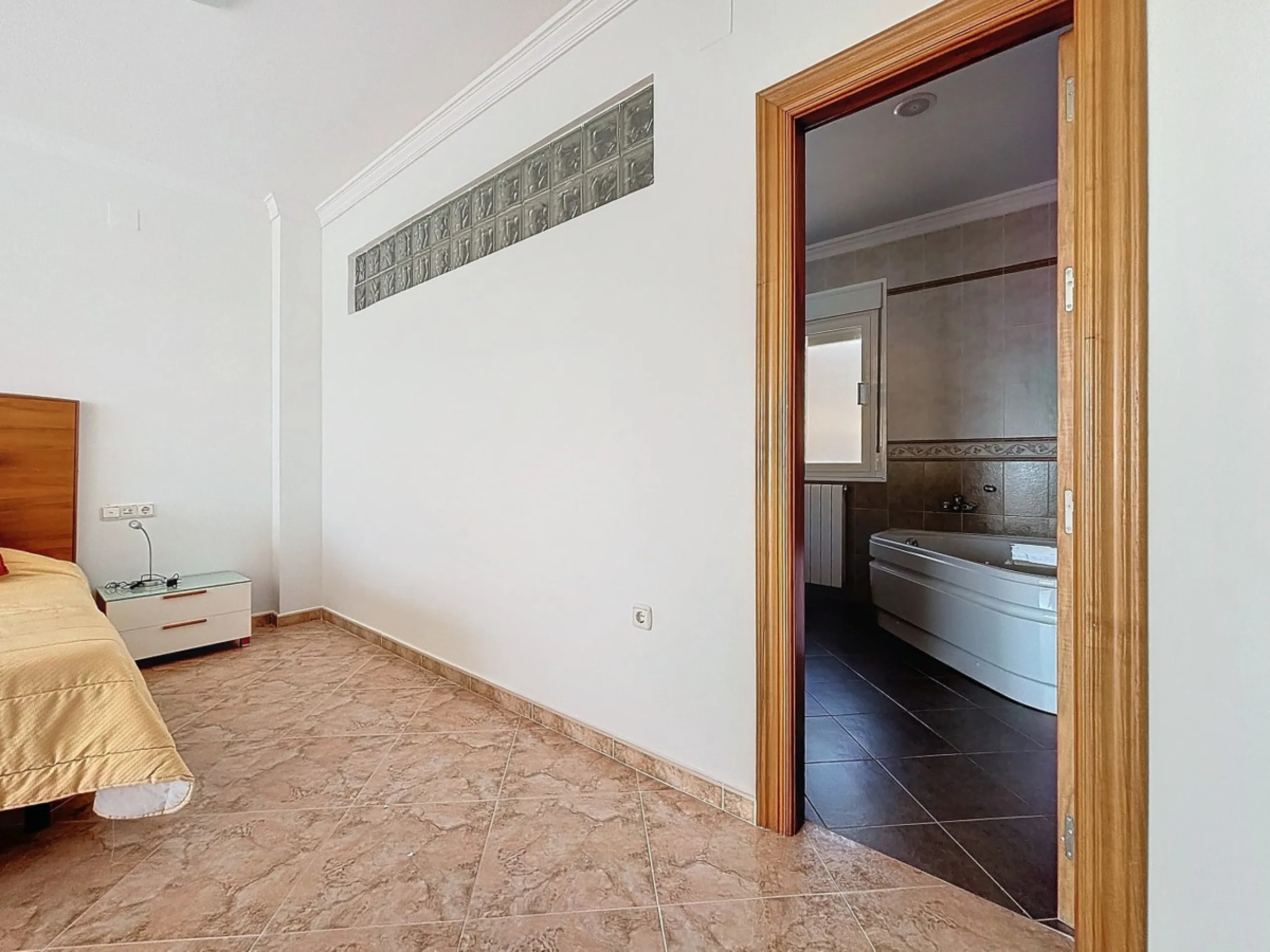 For sale: an impressive villa in Periana with 580 square meters of built space on a 1,800 square meter plot, ideal for those seeking a spacious home with a range of amenities. The villa is spread over 2 floors and features 4 large bedrooms, each with its 
