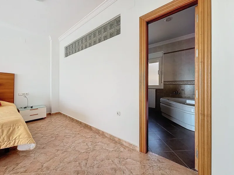 For sale: an impressive villa in Periana with 580 square meters of built space on a 1,800 square meter plot, ideal for those seeking a spacious home with a range of amenities. The villa is spread over 2 floors and features 4 large bedrooms, each with its 