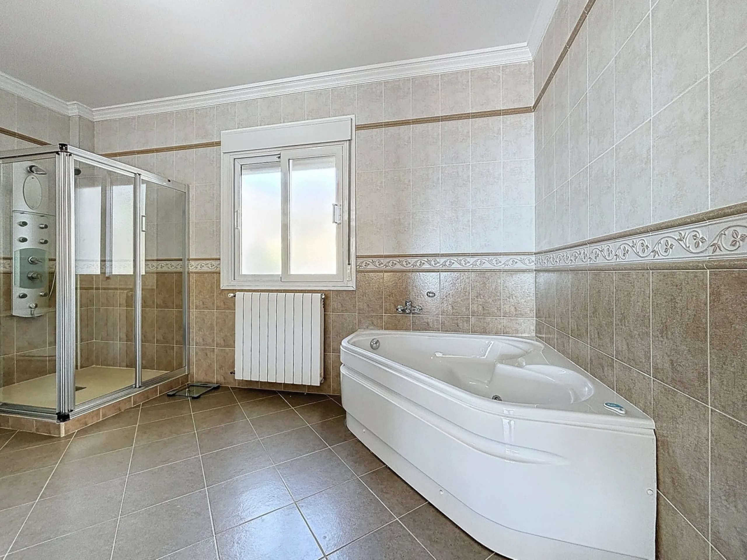 For sale: an impressive villa in Periana with 580 square meters of built space on a 1,800 square meter plot, ideal for those seeking a spacious home with a range of amenities. The villa is spread over 2 floors and features 4 large bedrooms, each with its 