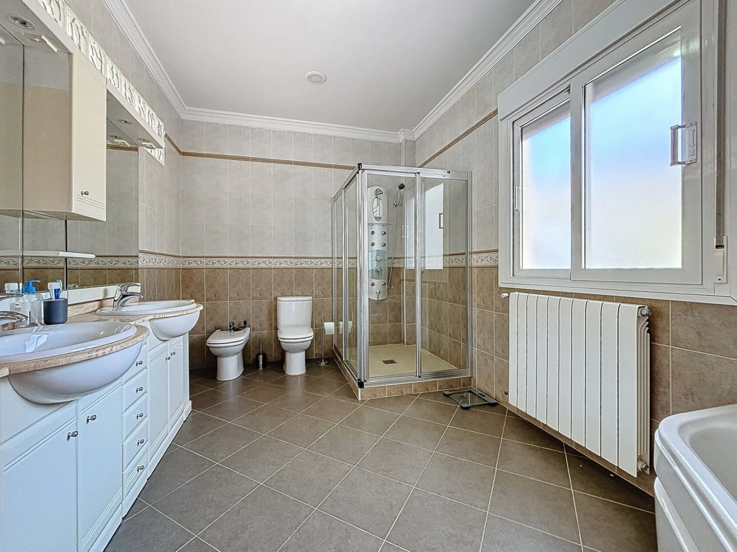 For sale: an impressive villa in Periana with 580 square meters of built space on a 1,800 square meter plot, ideal for those seeking a spacious home with a range of amenities. The villa is spread over 2 floors and features 4 large bedrooms, each with its 