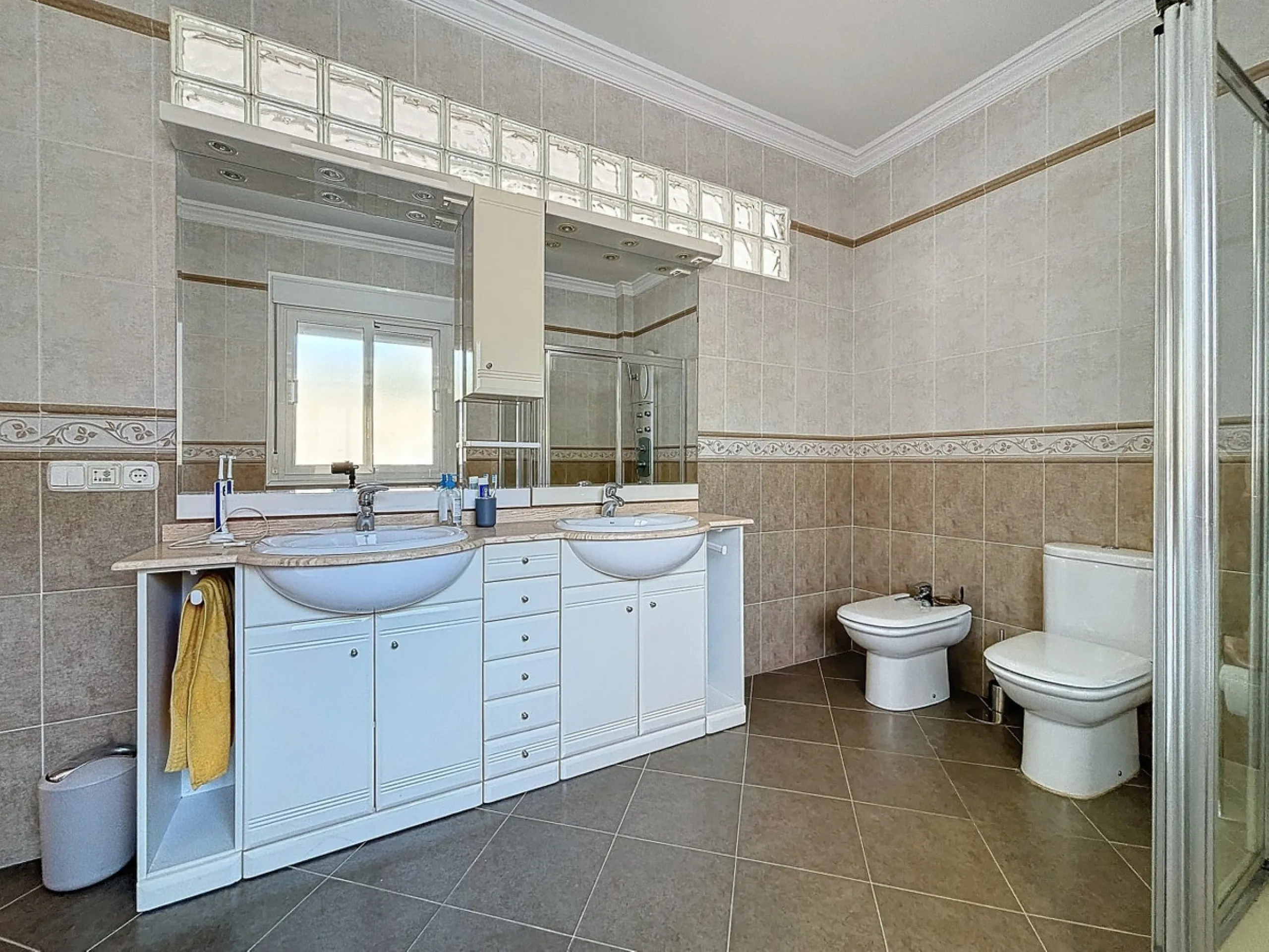 For sale: an impressive villa in Periana with 580 square meters of built space on a 1,800 square meter plot, ideal for those seeking a spacious home with a range of amenities. The villa is spread over 2 floors and features 4 large bedrooms, each with its 