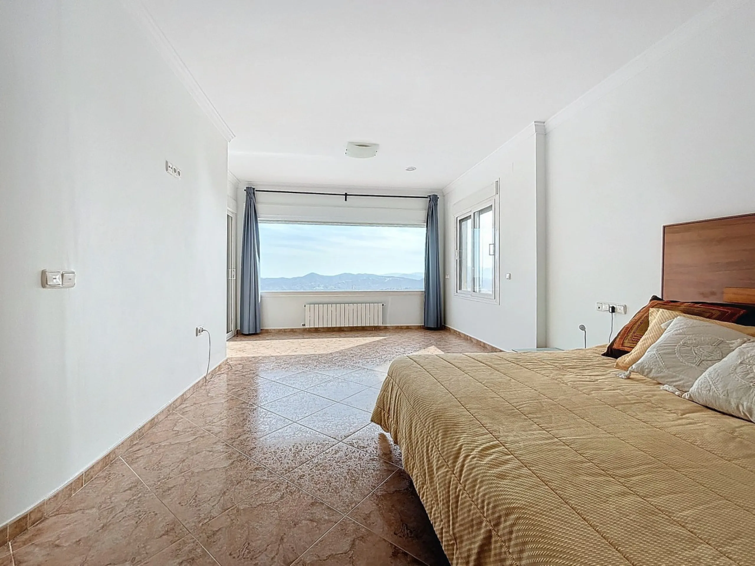 For sale: an impressive villa in Periana with 580 square meters of built space on a 1,800 square meter plot, ideal for those seeking a spacious home with a range of amenities. The villa is spread over 2 floors and features 4 large bedrooms, each with its 