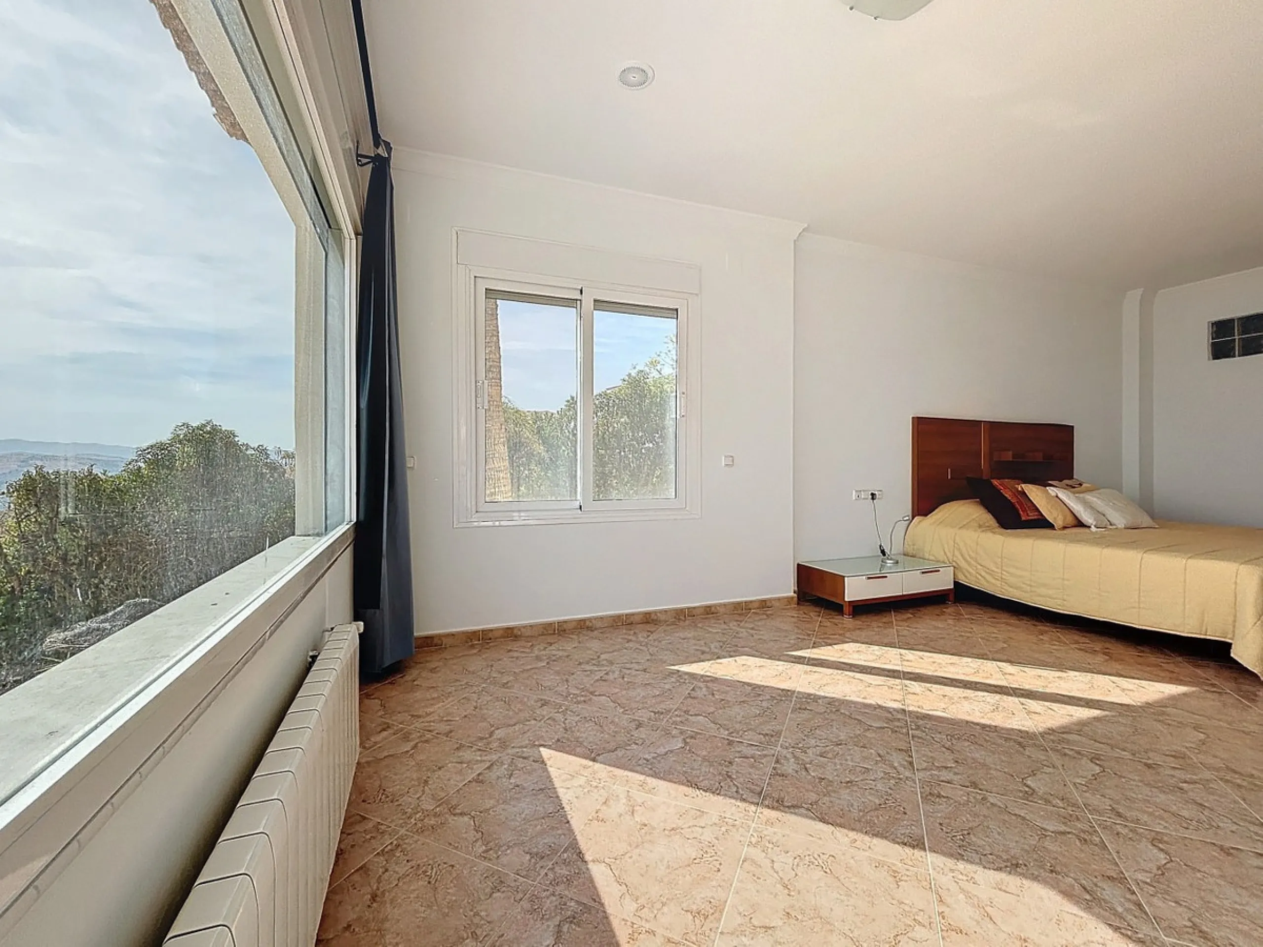 For sale: an impressive villa in Periana with 580 square meters of built space on a 1,800 square meter plot, ideal for those seeking a spacious home with a range of amenities. The villa is spread over 2 floors and features 4 large bedrooms, each with its 