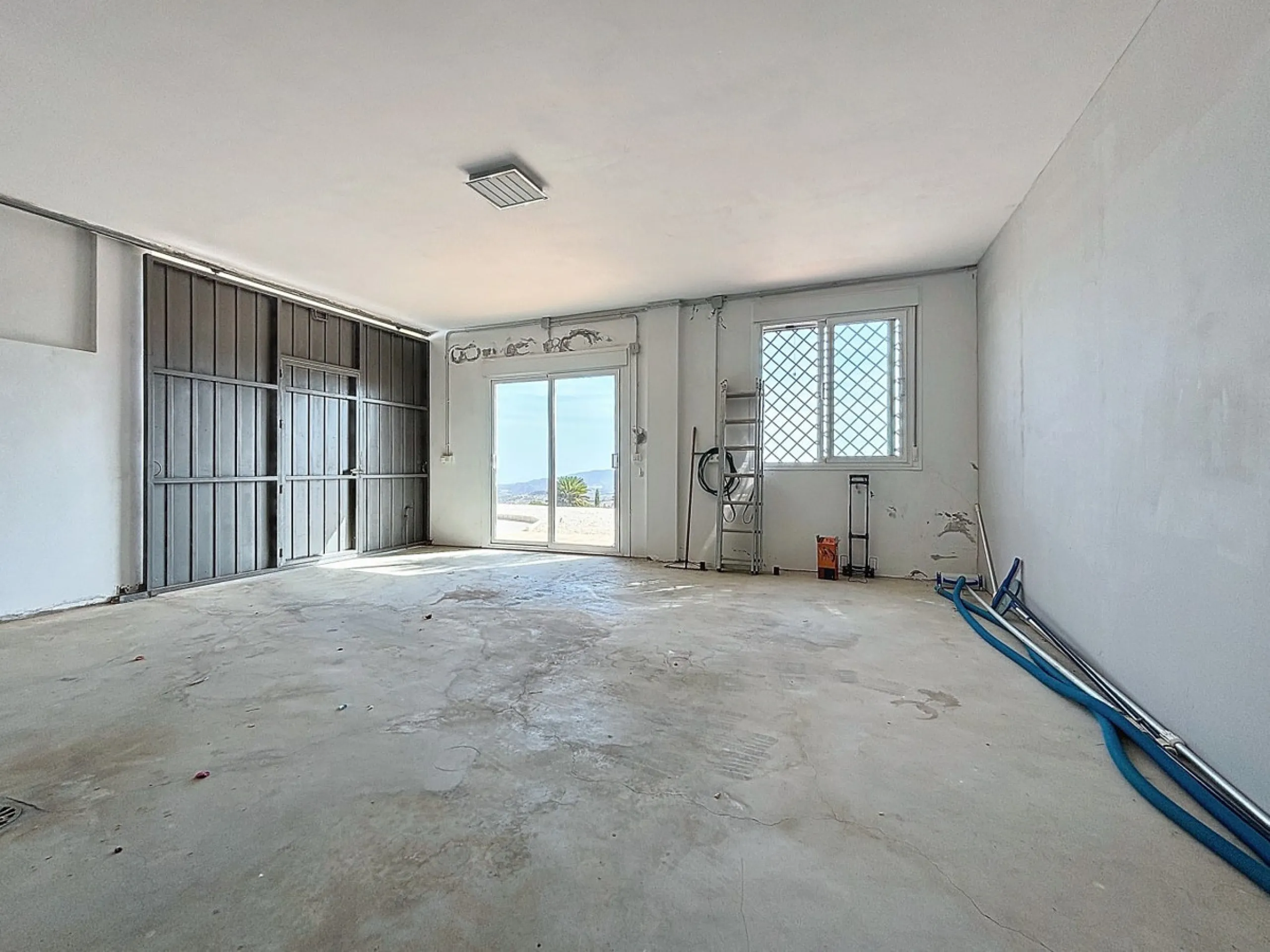 For sale: an impressive villa in Periana with 580 square meters of built space on a 1,800 square meter plot, ideal for those seeking a spacious home with a range of amenities. The villa is spread over 2 floors and features 4 large bedrooms, each with its 