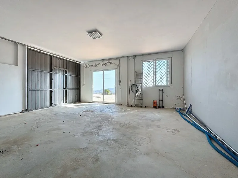 For sale: an impressive villa in Periana with 580 square meters of built space on a 1,800 square meter plot, ideal for those seeking a spacious home with a range of amenities. The villa is spread over 2 floors and features 4 large bedrooms, each with its 