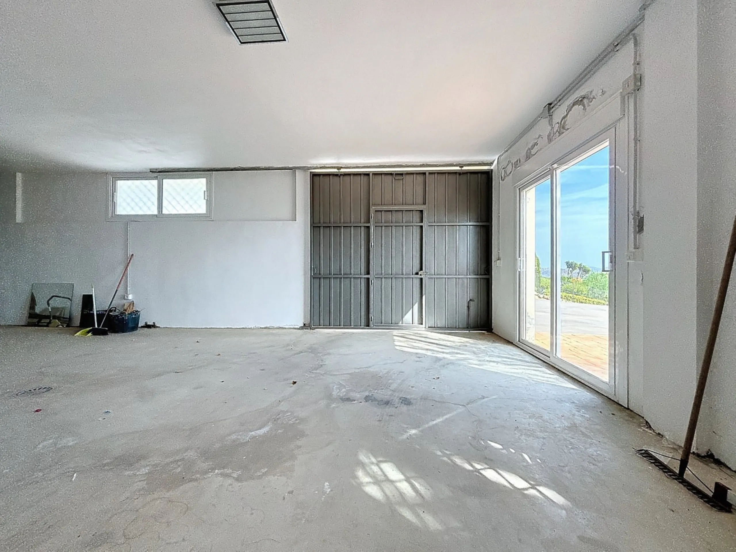 For sale: an impressive villa in Periana with 580 square meters of built space on a 1,800 square meter plot, ideal for those seeking a spacious home with a range of amenities. The villa is spread over 2 floors and features 4 large bedrooms, each with its 