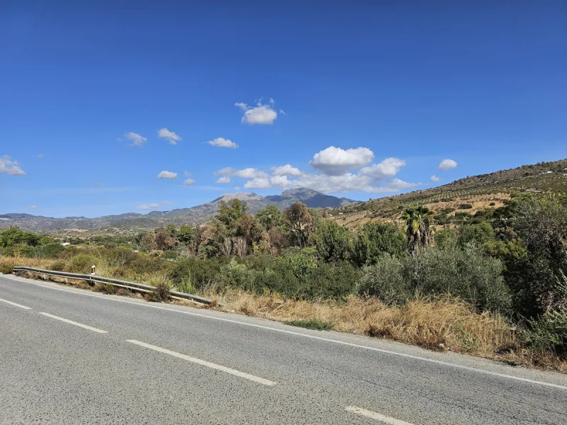 Restaurant with included living quarters on the road from COIN to TOLOX, close to GUARO. A popular route for cyclists, motorcyclists and nature enthusiasts.