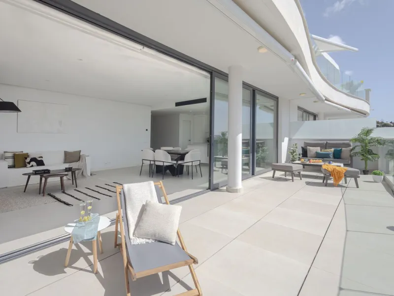 Indoor-outdoor living at its best with some of the most impressive sea views in the complex.