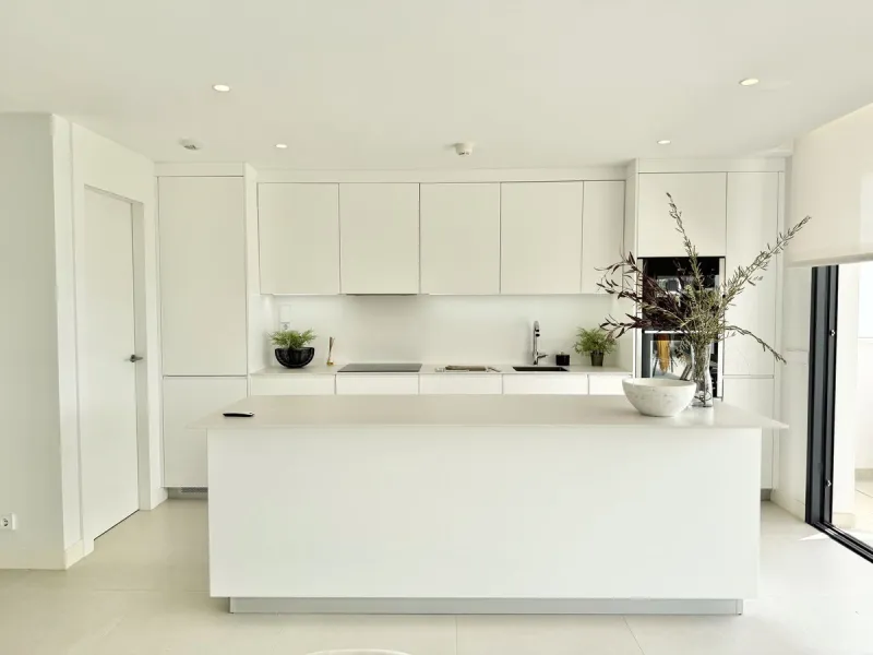 Indoor-outdoor living at its best with some of the most impressive sea views in the complex.