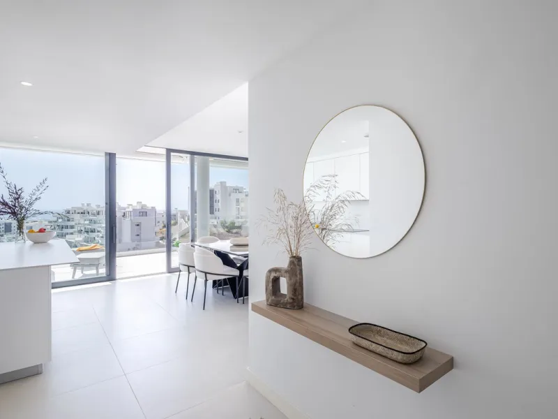 Indoor-outdoor living at its best with some of the most impressive sea views in the complex.