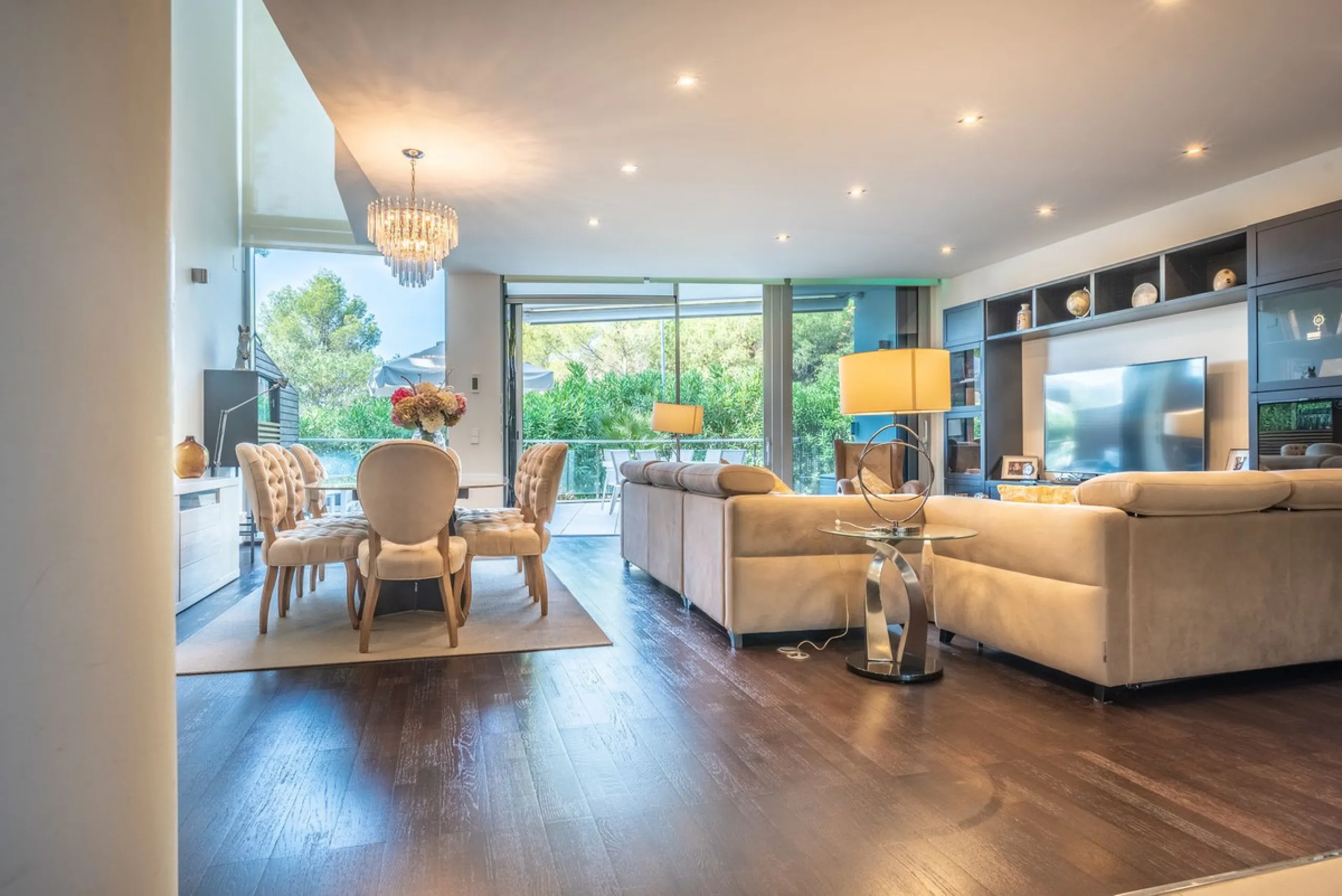 This exceptional townhouse is located in a first-class luxury urbanisation, offering both tranquility and convenience, with all essential services just steps away.