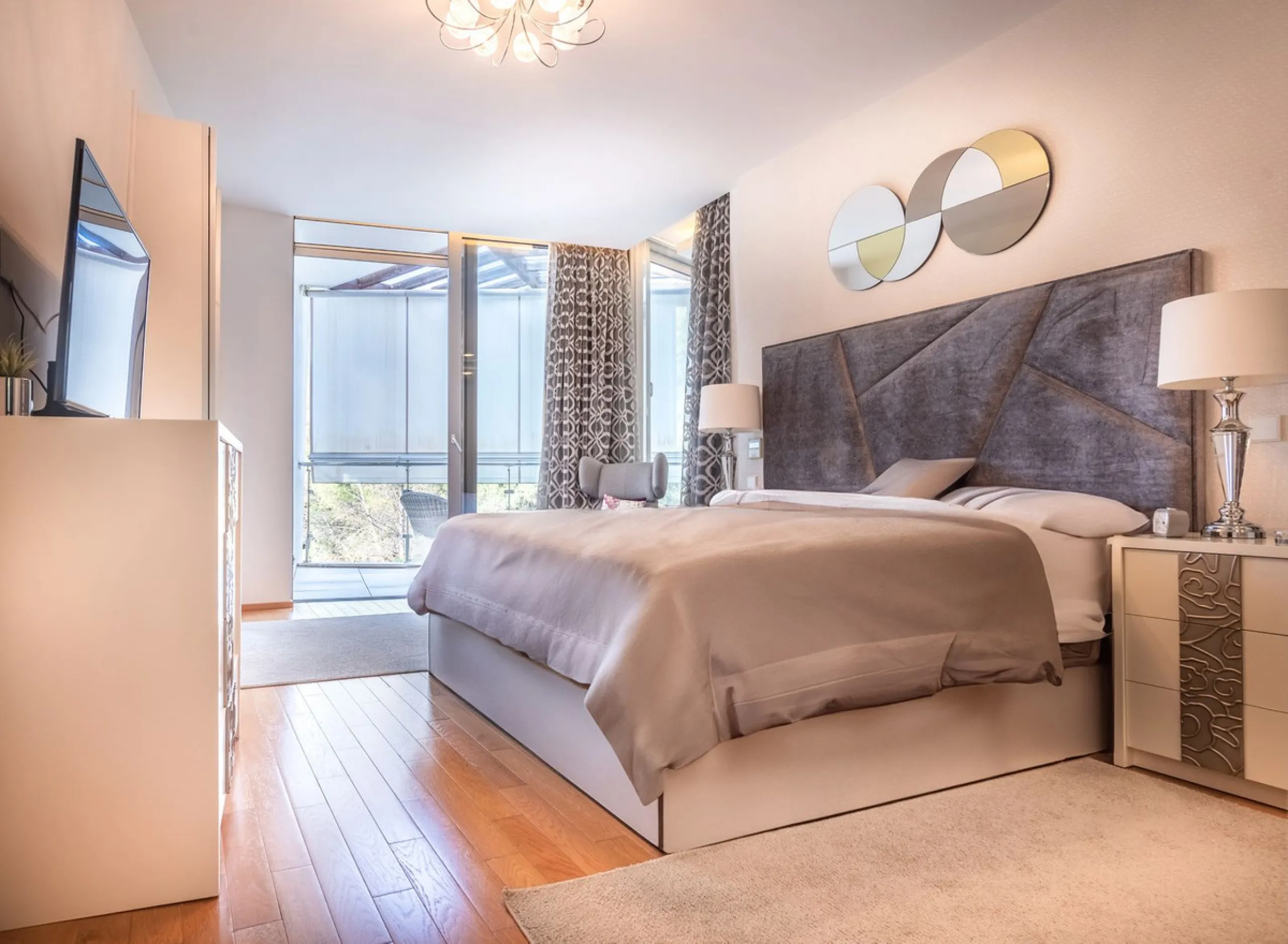 This exceptional townhouse is located in a first-class luxury urbanisation, offering both tranquility and convenience, with all essential services just steps away.