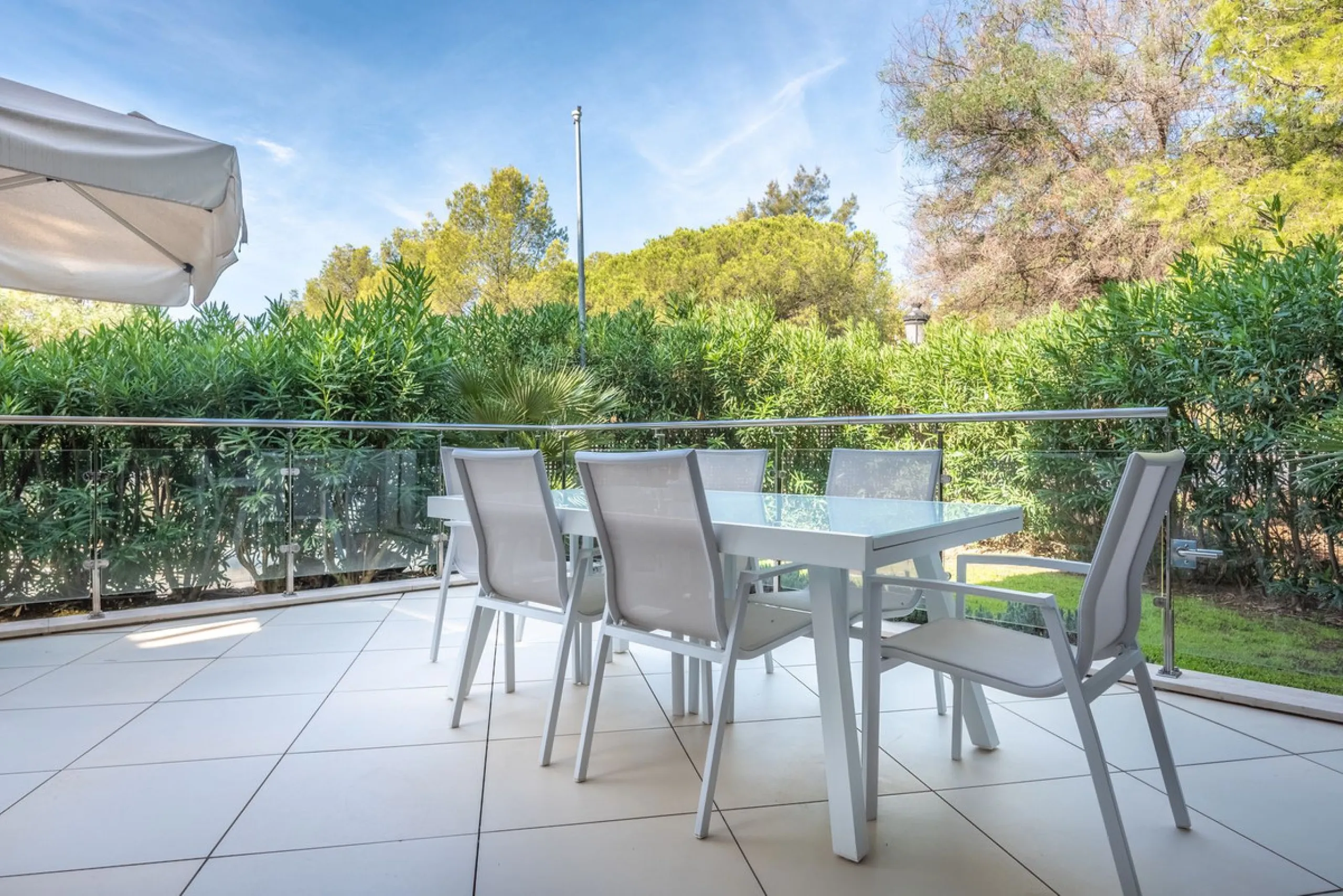 This exceptional townhouse is located in a first-class luxury urbanisation, offering both tranquility and convenience, with all essential services just steps away.