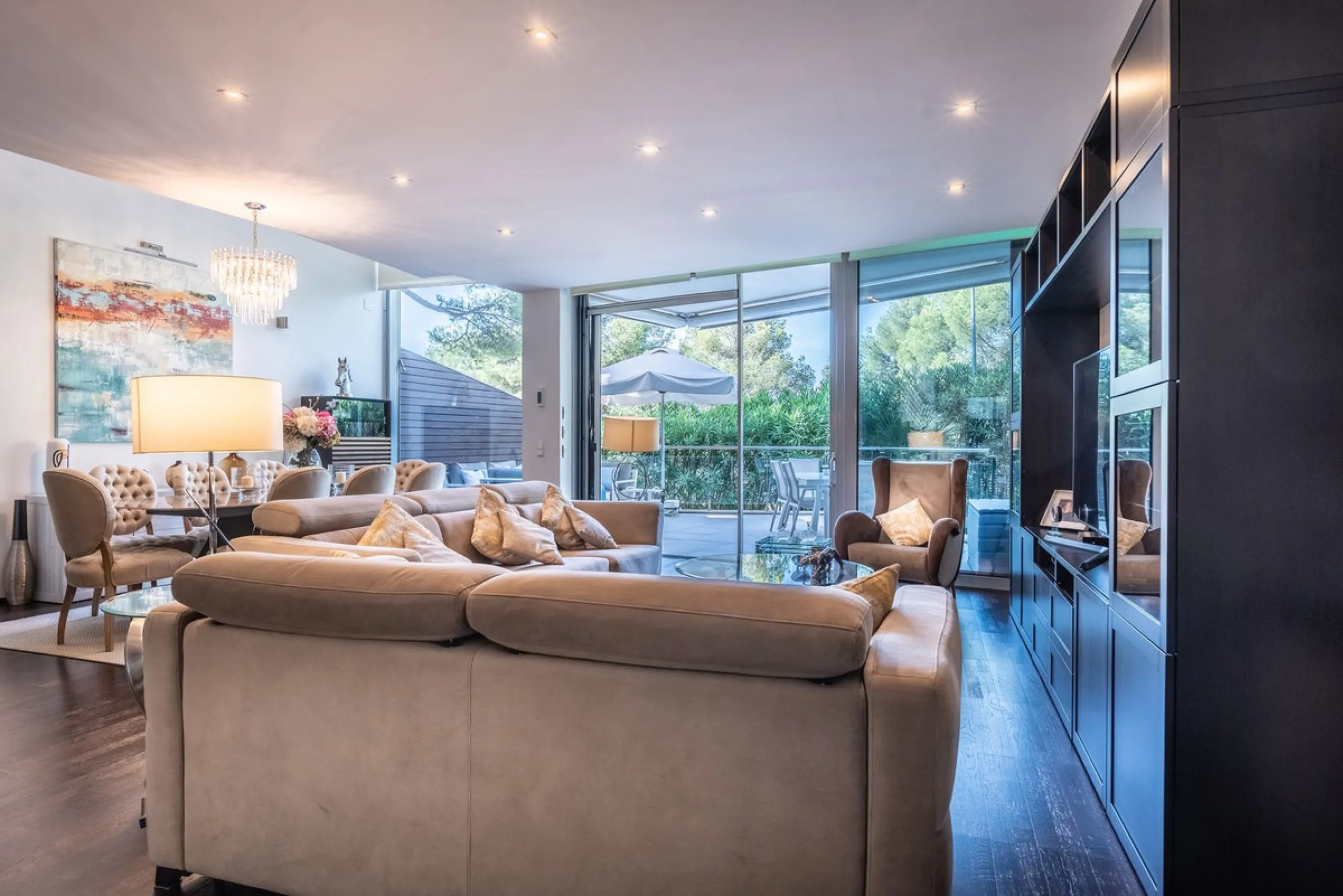This exceptional townhouse is located in a first-class luxury urbanisation, offering both tranquility and convenience, with all essential services just steps away.