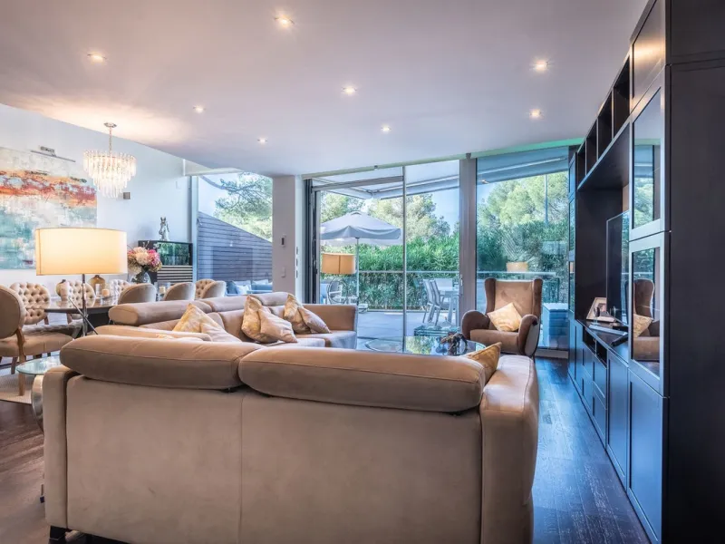 This exceptional townhouse is located in a first-class luxury urbanisation, offering both tranquility and convenience, with all essential services just steps away.