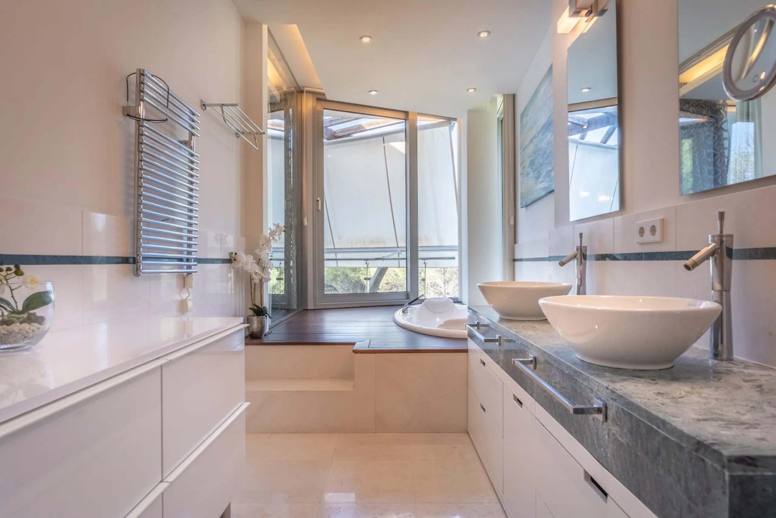 This exceptional townhouse is located in a first-class luxury urbanisation, offering both tranquility and convenience, with all essential services just steps away.