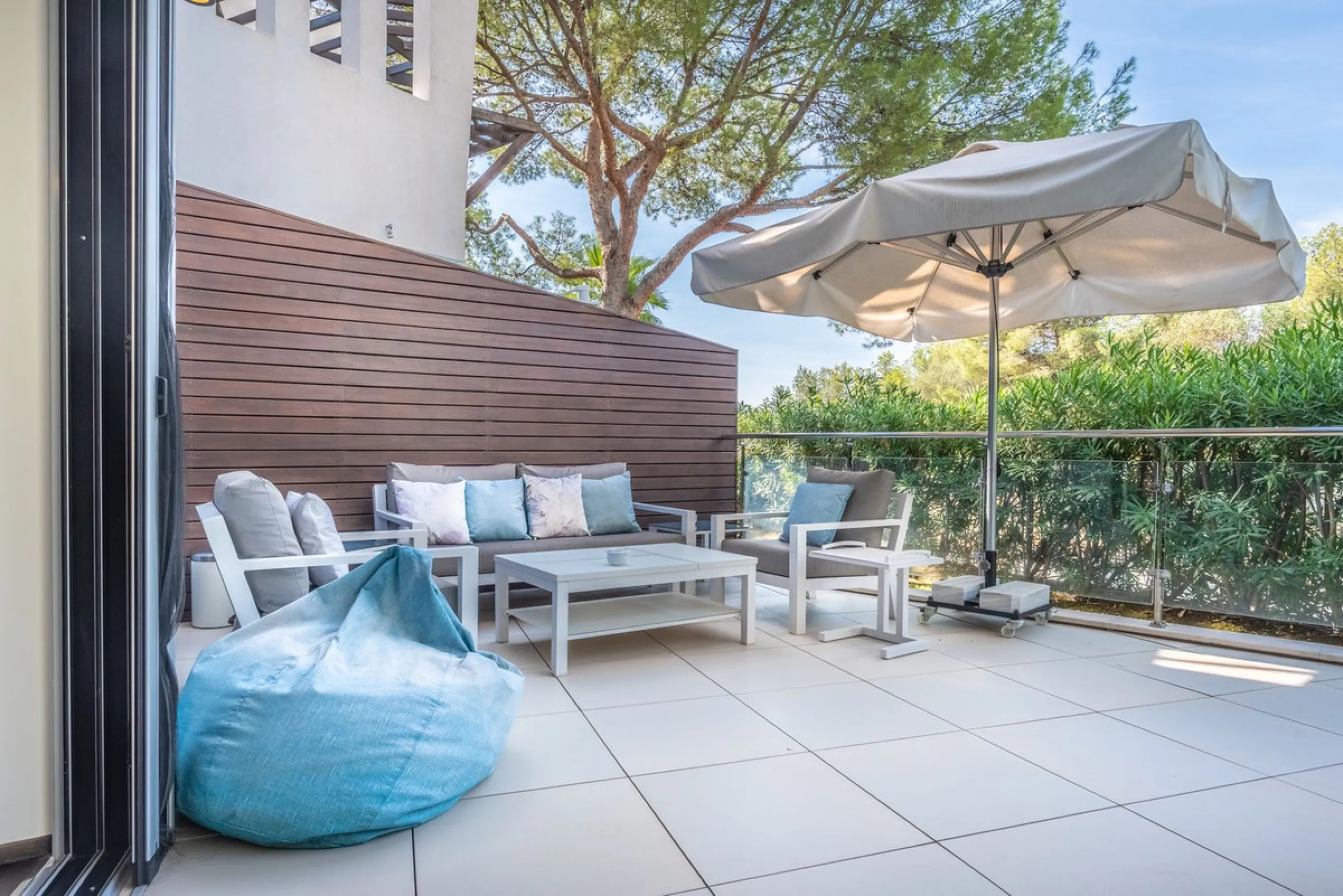 This exceptional townhouse is located in a first-class luxury urbanisation, offering both tranquility and convenience, with all essential services just steps away.