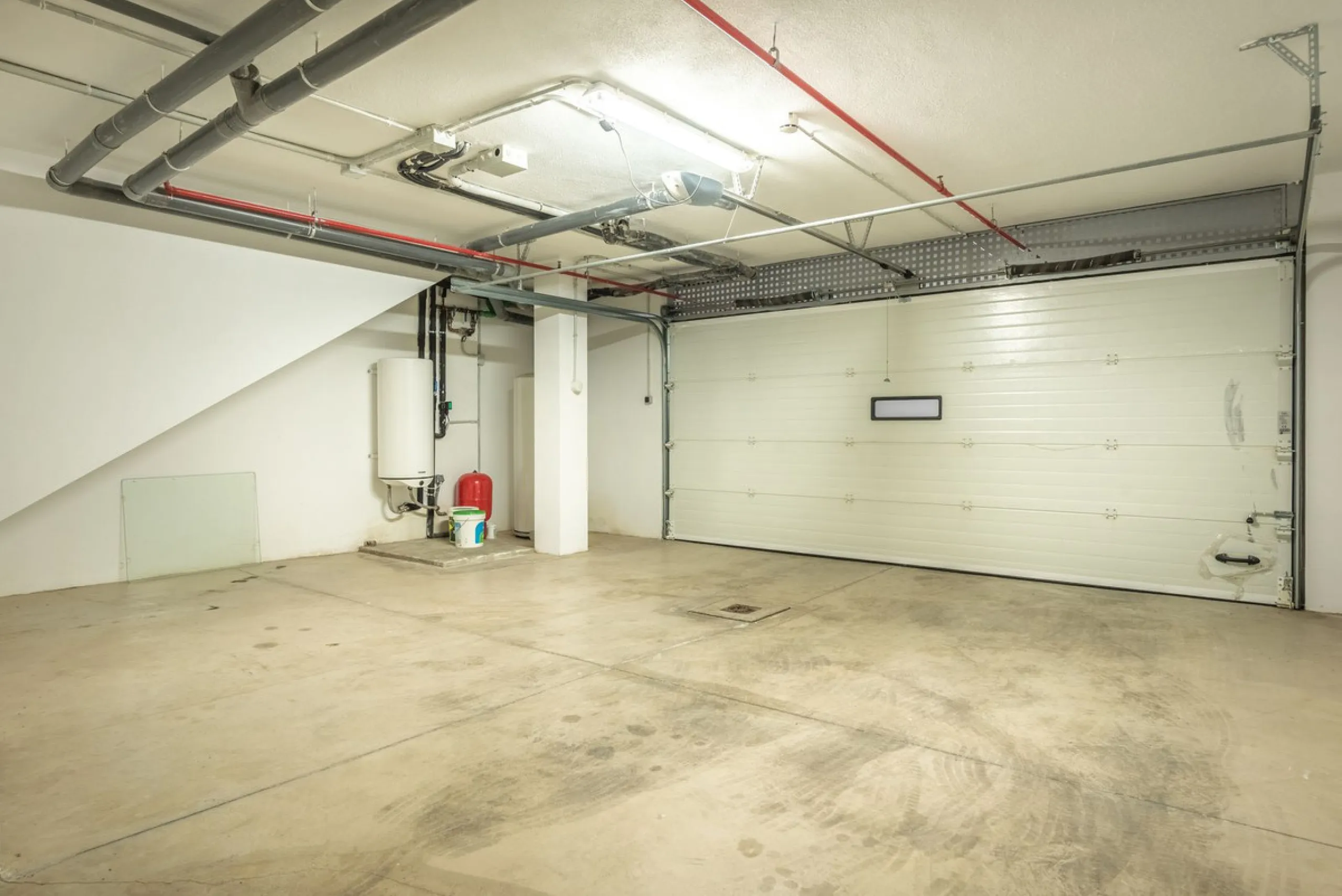 This exceptional townhouse is located in a first-class luxury urbanisation, offering both tranquility and convenience, with all essential services just steps away.