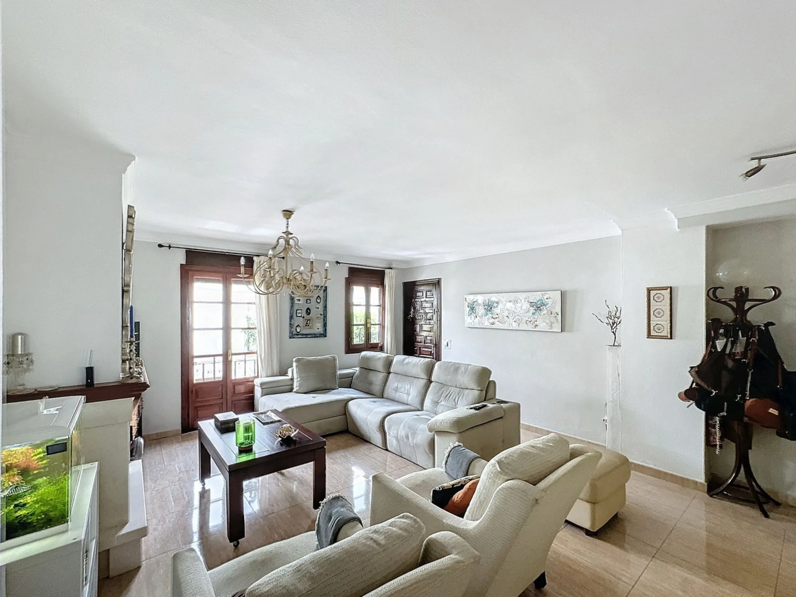 D¡ UNIQUE INVESTMENT OPPORTUNITY! TWO PROPERTIES IN ONE – IDEAL FOR INVESTORS OR FAMILIES!