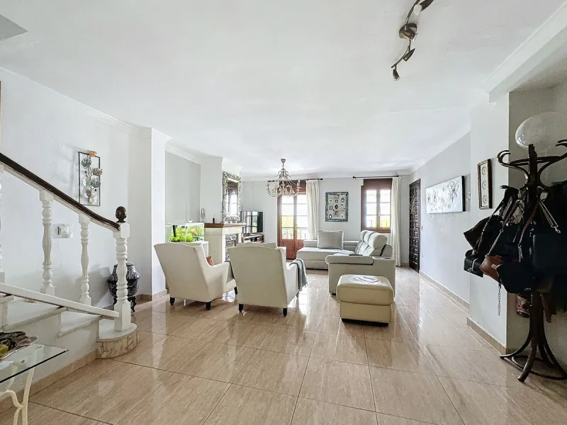D¡ UNIQUE INVESTMENT OPPORTUNITY! TWO PROPERTIES IN ONE – IDEAL FOR INVESTORS OR FAMILIES!