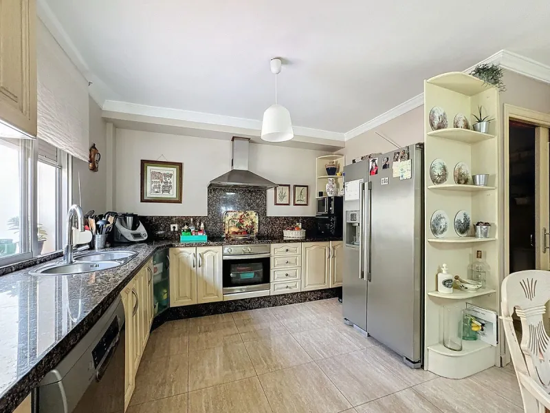 D¡ UNIQUE INVESTMENT OPPORTUNITY! TWO PROPERTIES IN ONE – IDEAL FOR INVESTORS OR FAMILIES!