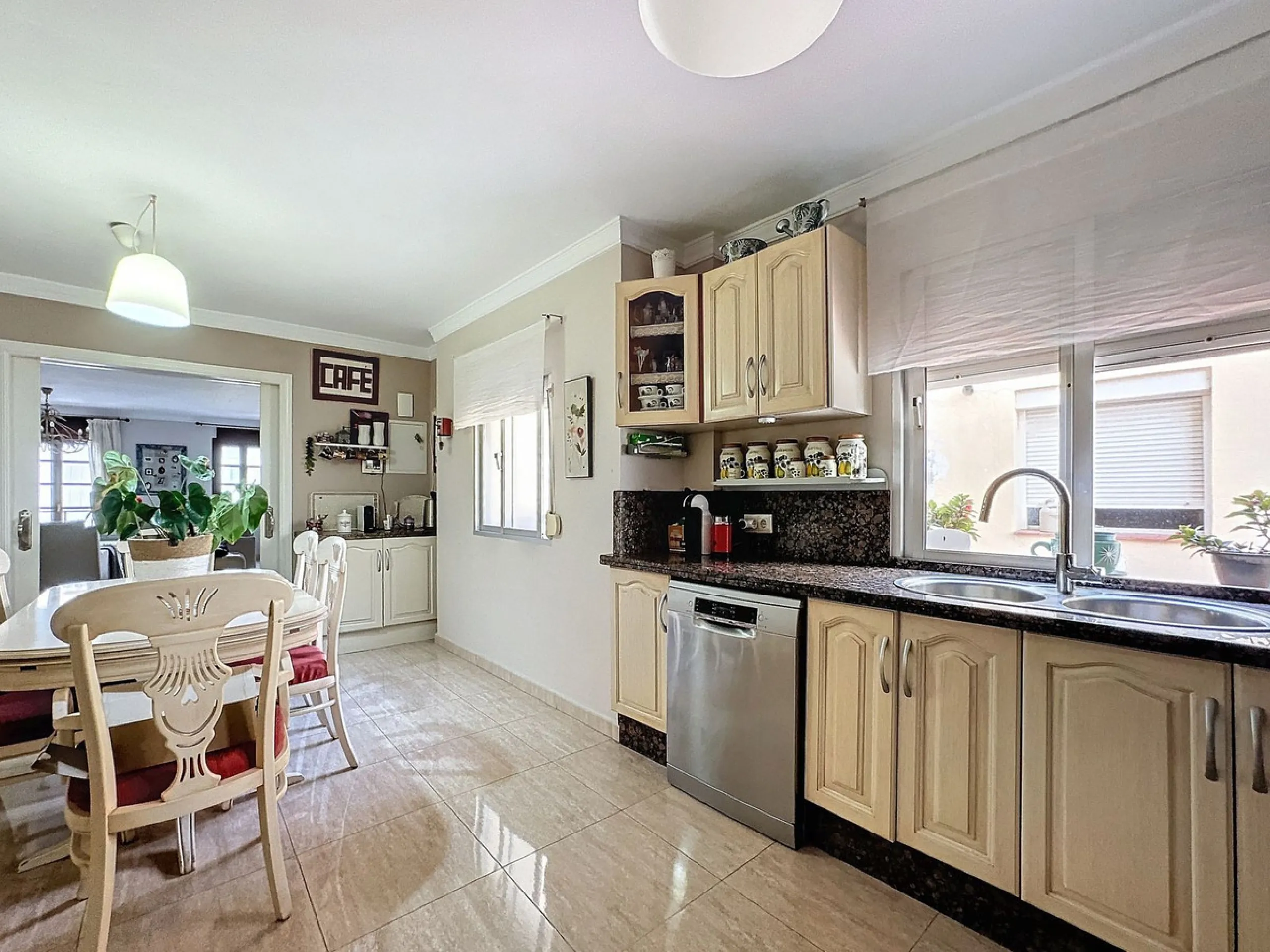 D¡ UNIQUE INVESTMENT OPPORTUNITY! TWO PROPERTIES IN ONE – IDEAL FOR INVESTORS OR FAMILIES!