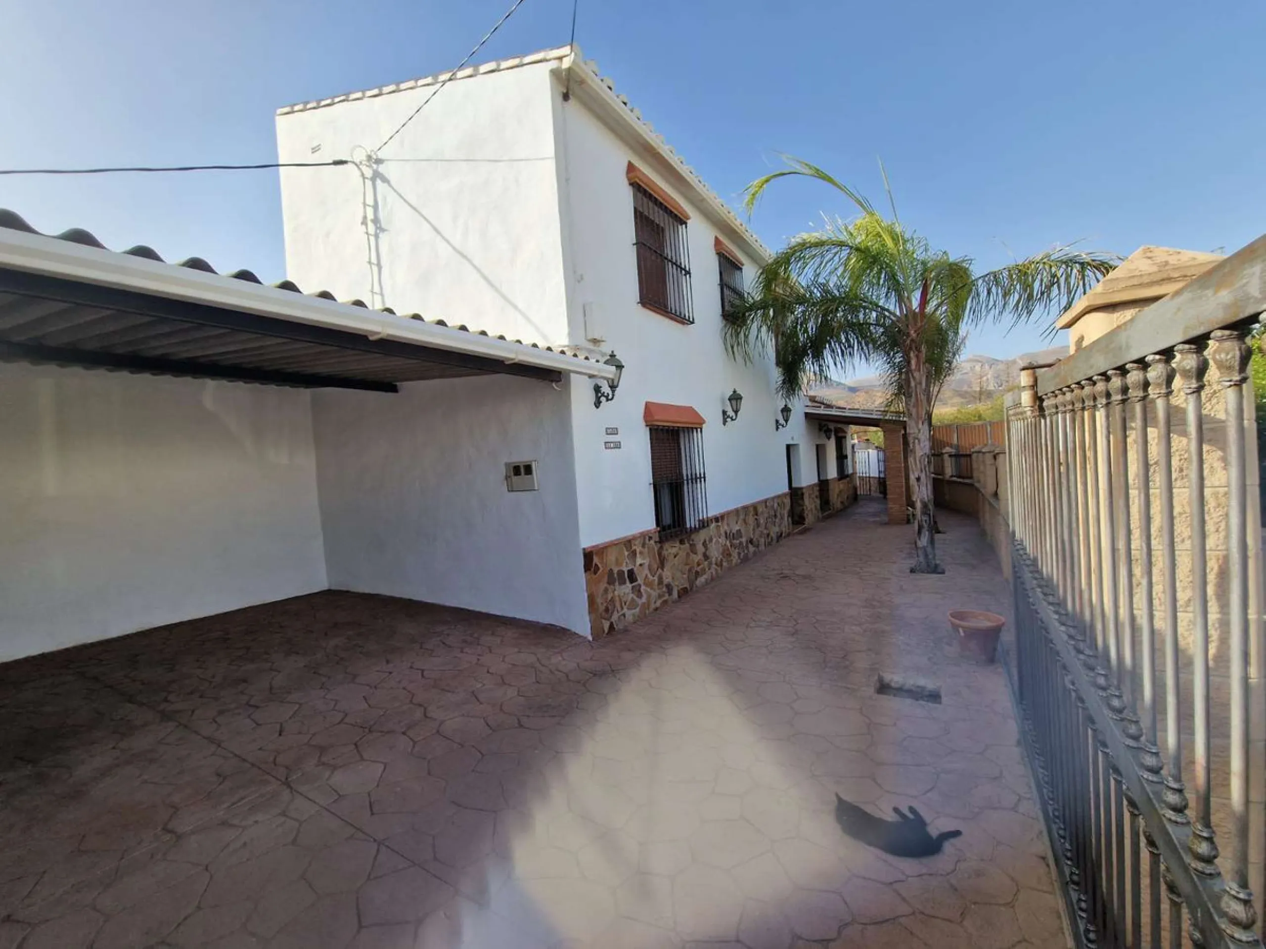 For sale very spacious house in the center of a neighborhood of Alora on 5000m2 of plot. It consists of on the ground floor of a living room, a separate kitchen, three bedrooms and 1 bathroom; on the first floor there are two bedrooms and 1 bathroom. On t