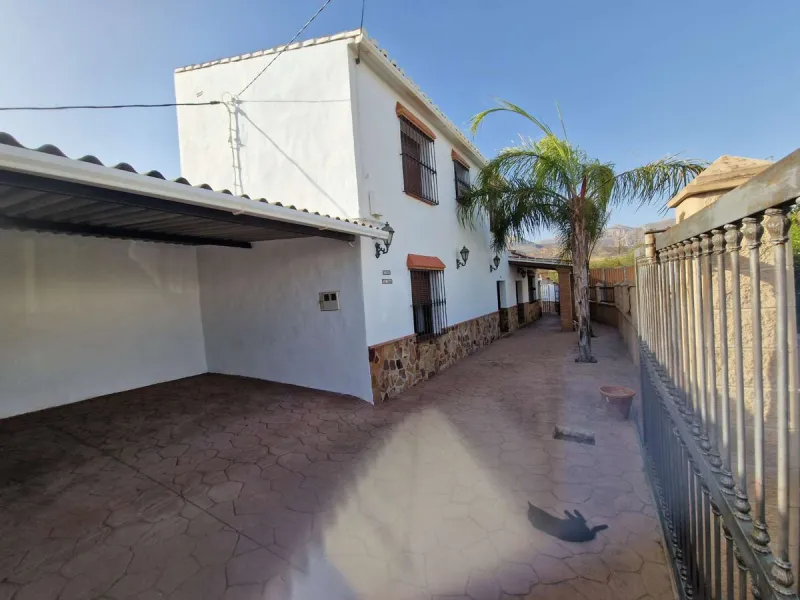 For sale very spacious house in the center of a neighborhood of Alora on 5000m2 of plot. It consists of on the ground floor of a living room, a separate kitchen, three bedrooms and 1 bathroom; on the first floor there are two bedrooms and 1 bathroom. On t