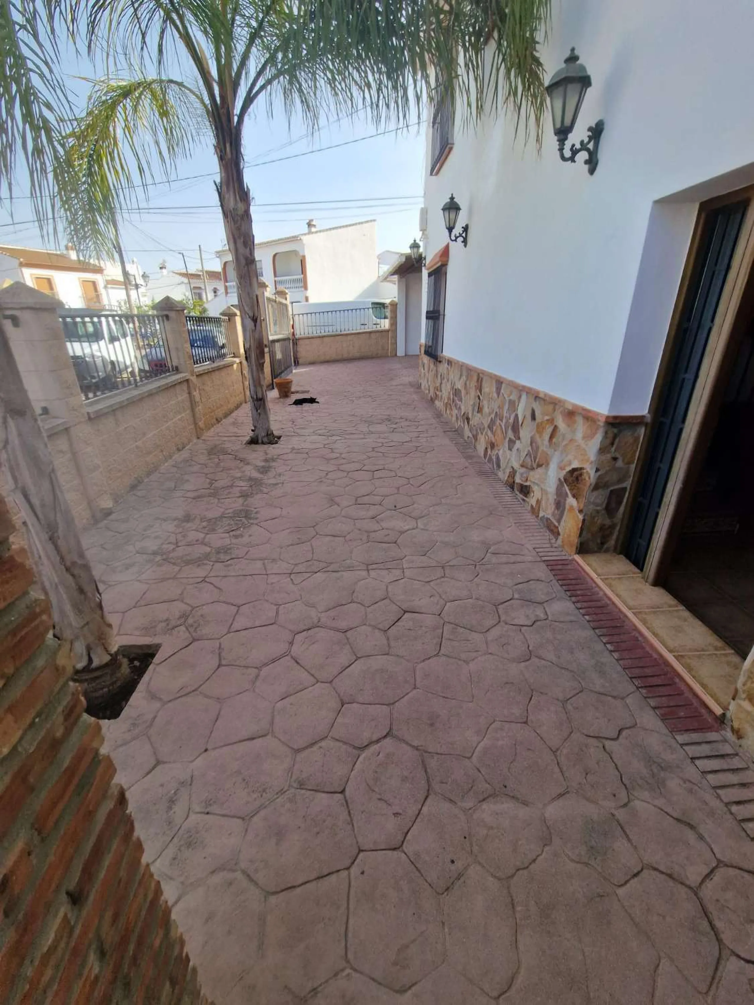 For sale very spacious house in the center of a neighborhood of Alora on 5000m2 of plot. It consists of on the ground floor of a living room, a separate kitchen, three bedrooms and 1 bathroom; on the first floor there are two bedrooms and 1 bathroom. On t