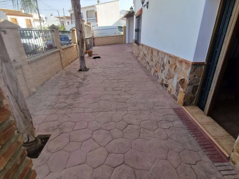 For sale very spacious house in the center of a neighborhood of Alora on 5000m2 of plot. It consists of on the ground floor of a living room, a separate kitchen, three bedrooms and 1 bathroom; on the first floor there are two bedrooms and 1 bathroom. On t