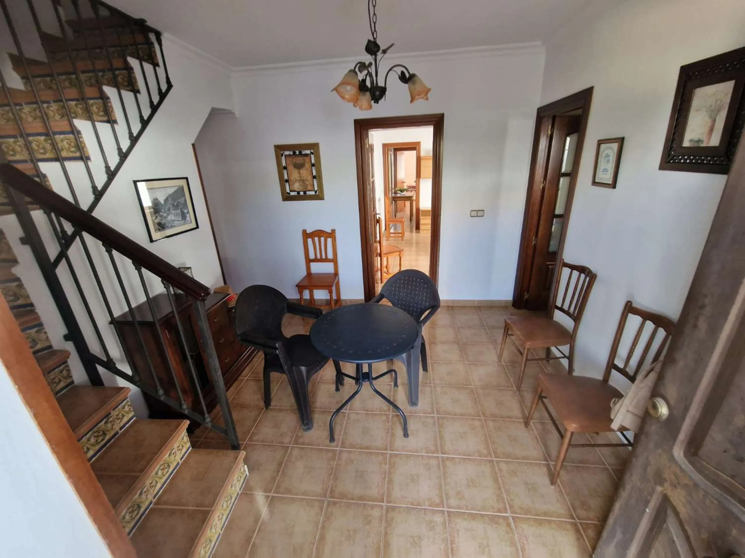 For sale very spacious house in the center of a neighborhood of Alora on 5000m2 of plot. It consists of on the ground floor of a living room, a separate kitchen, three bedrooms and 1 bathroom; on the first floor there are two bedrooms and 1 bathroom. On t