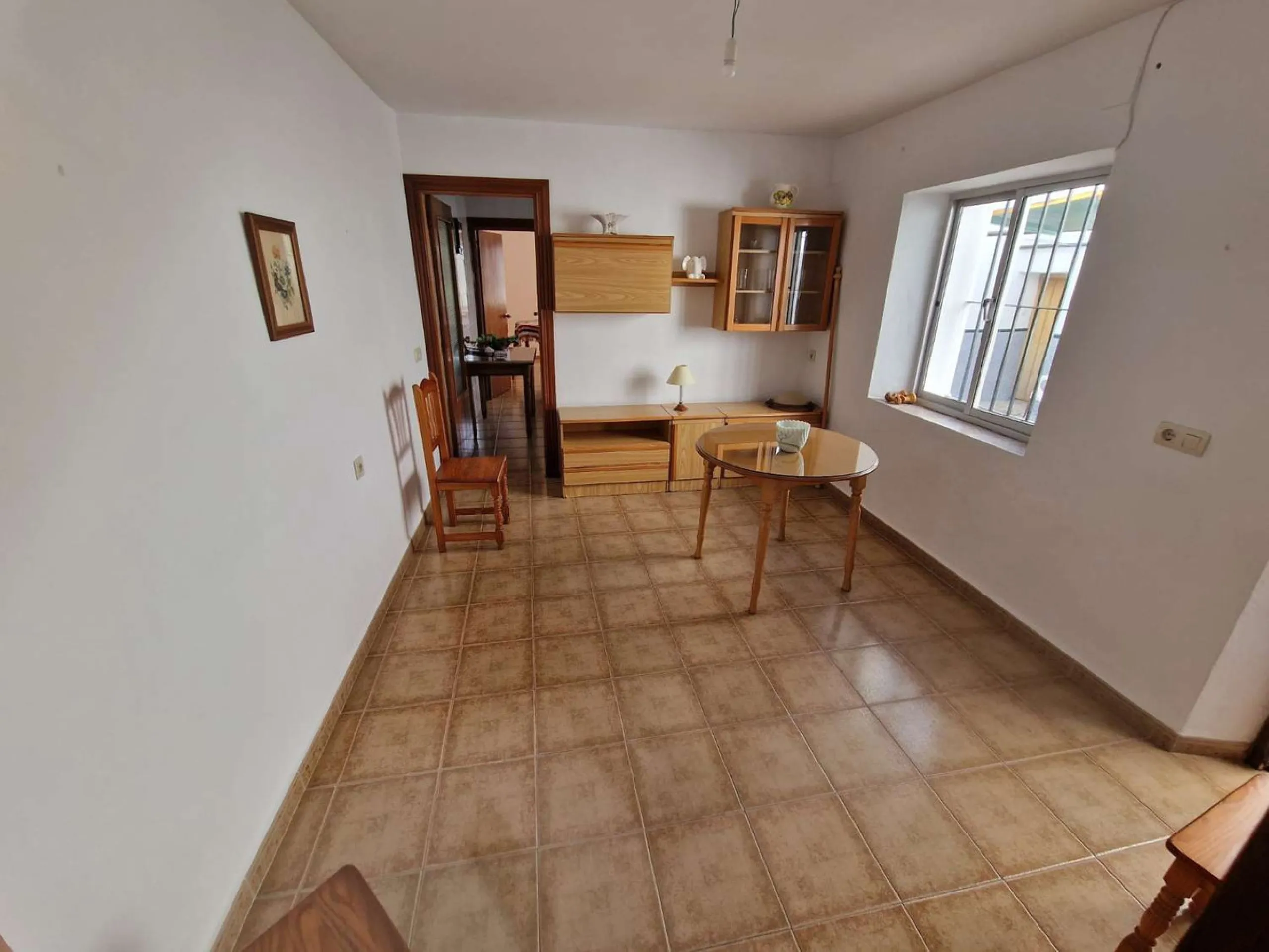 For sale very spacious house in the center of a neighborhood of Alora on 5000m2 of plot. It consists of on the ground floor of a living room, a separate kitchen, three bedrooms and 1 bathroom; on the first floor there are two bedrooms and 1 bathroom. On t