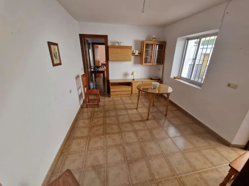 For sale very spacious house in the center of a neighborhood of Alora on 5000m2 of plot. It consists of on the ground floor of a living room, a separate kitchen, three bedrooms and 1 bathroom; on the first floor there are two bedrooms and 1 bathroom. On t