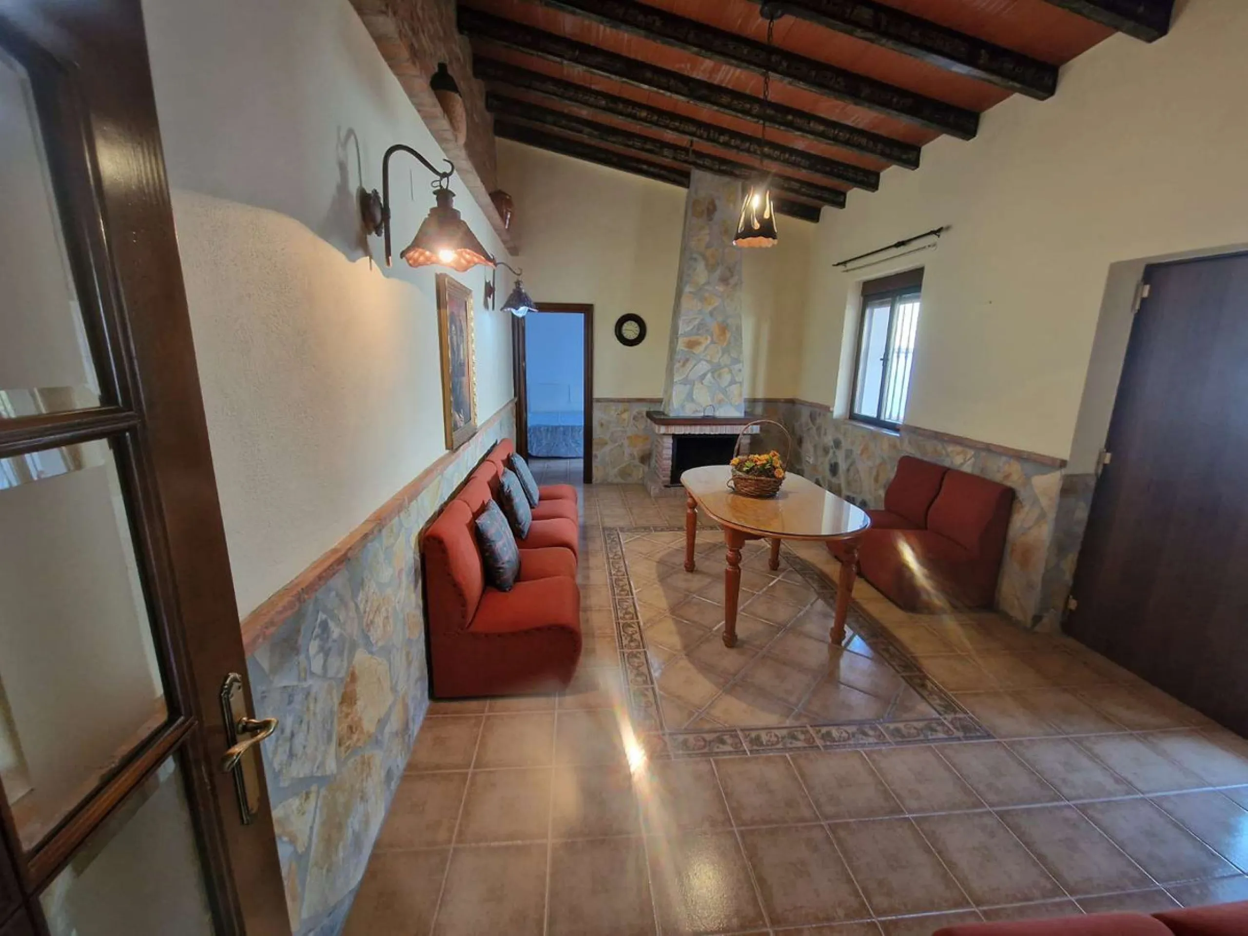 For sale very spacious house in the center of a neighborhood of Alora on 5000m2 of plot. It consists of on the ground floor of a living room, a separate kitchen, three bedrooms and 1 bathroom; on the first floor there are two bedrooms and 1 bathroom. On t