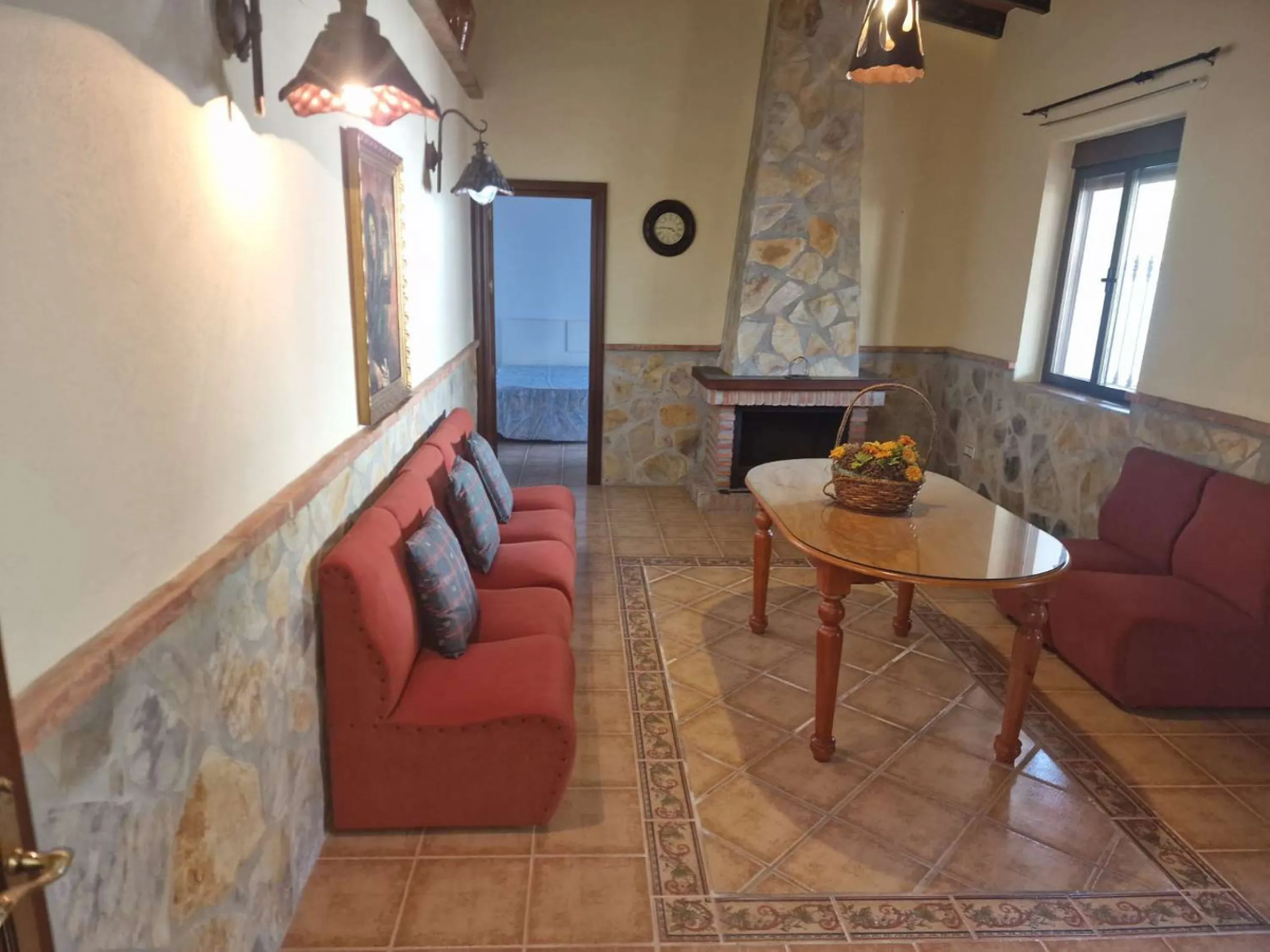 For sale very spacious house in the center of a neighborhood of Alora on 5000m2 of plot. It consists of on the ground floor of a living room, a separate kitchen, three bedrooms and 1 bathroom; on the first floor there are two bedrooms and 1 bathroom. On t