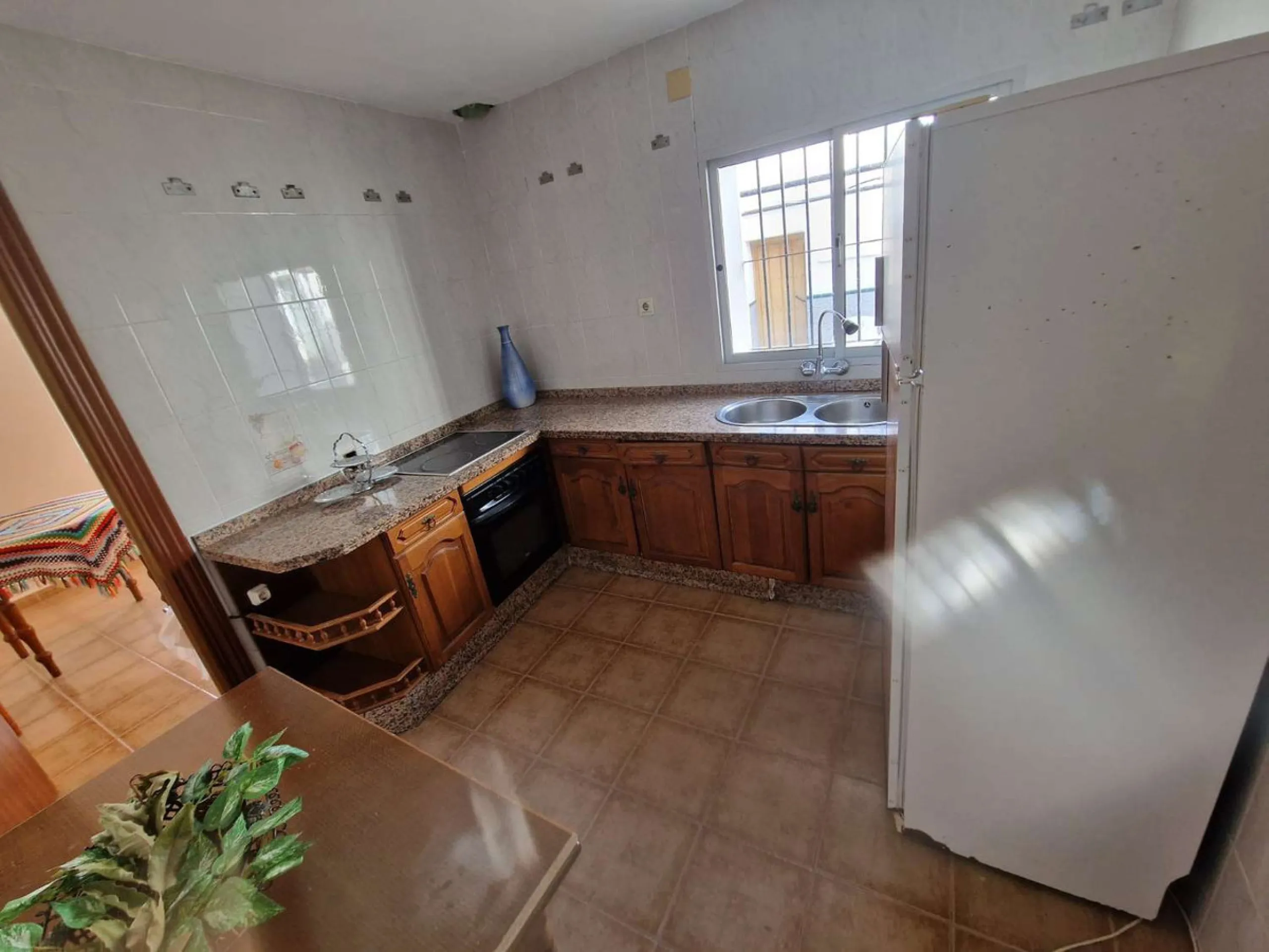 For sale very spacious house in the center of a neighborhood of Alora on 5000m2 of plot. It consists of on the ground floor of a living room, a separate kitchen, three bedrooms and 1 bathroom; on the first floor there are two bedrooms and 1 bathroom. On t