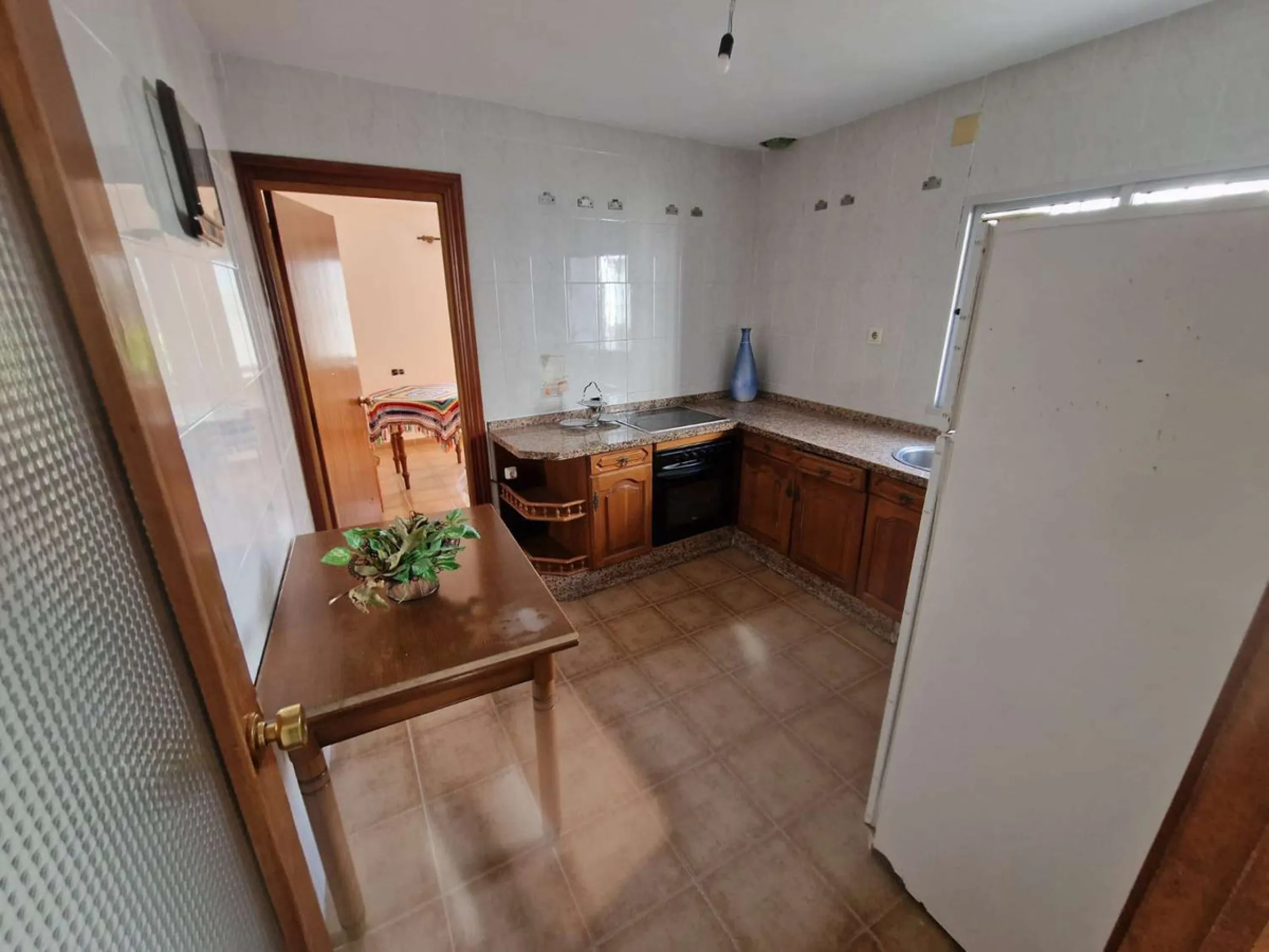 For sale very spacious house in the center of a neighborhood of Alora on 5000m2 of plot. It consists of on the ground floor of a living room, a separate kitchen, three bedrooms and 1 bathroom; on the first floor there are two bedrooms and 1 bathroom. On t